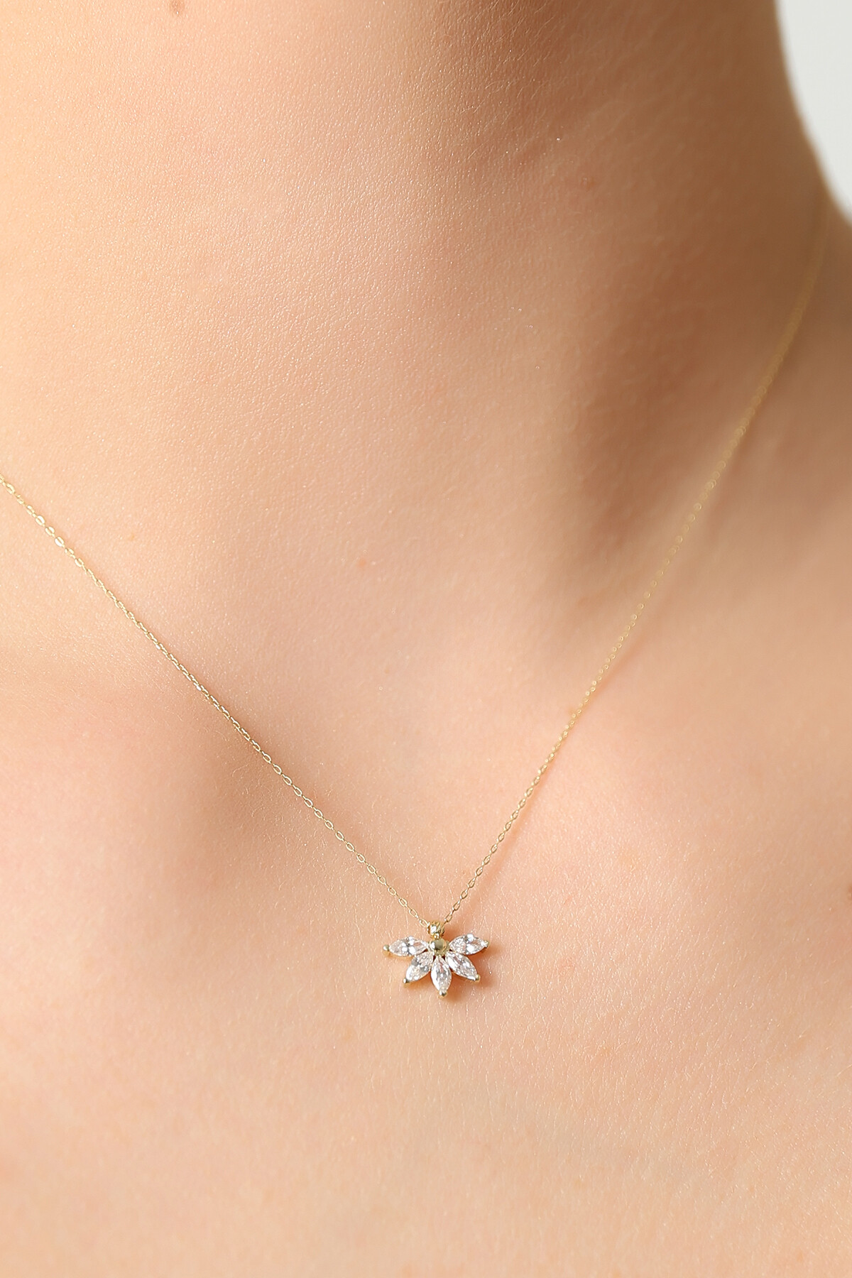 14 Ayar Altın Beyaz Taş Kolye