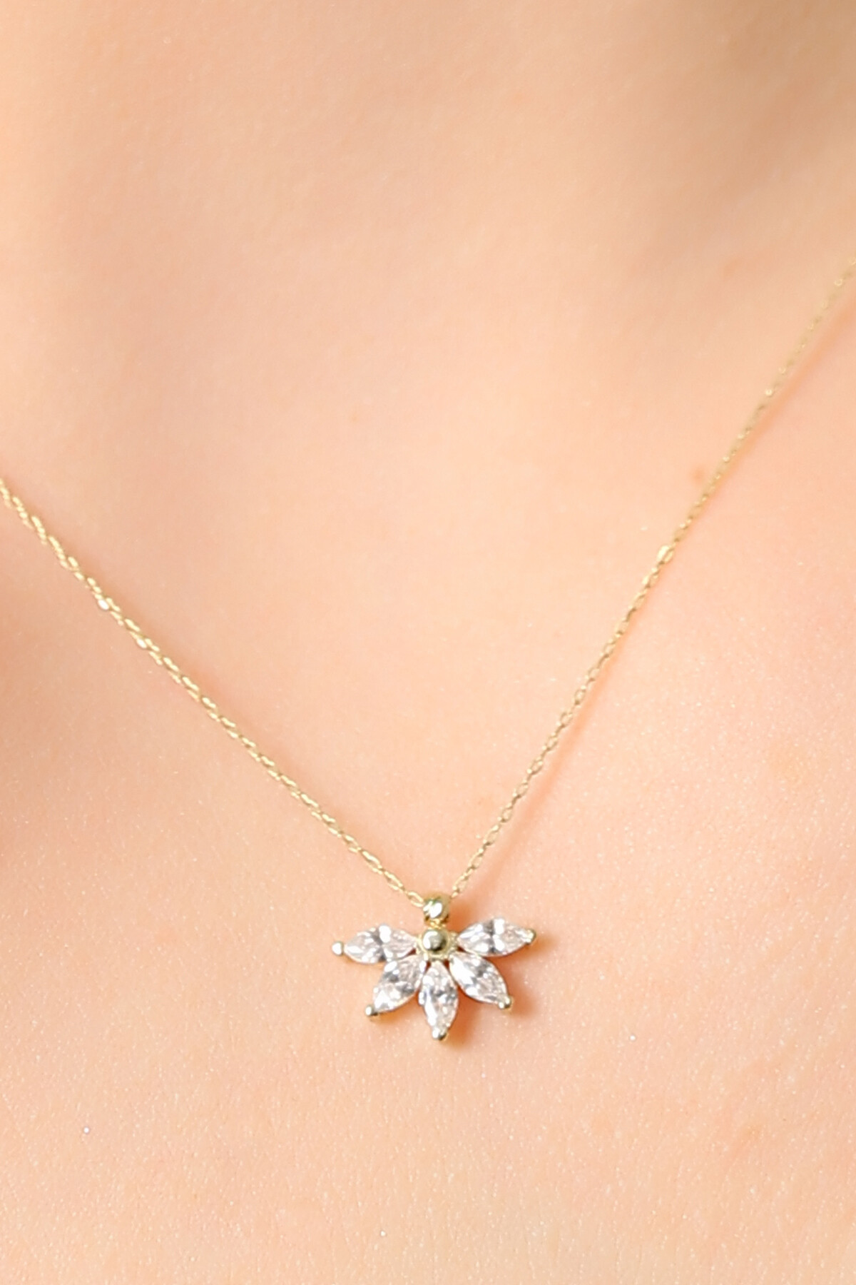 14 Ayar Altın Beyaz Taş Kolye