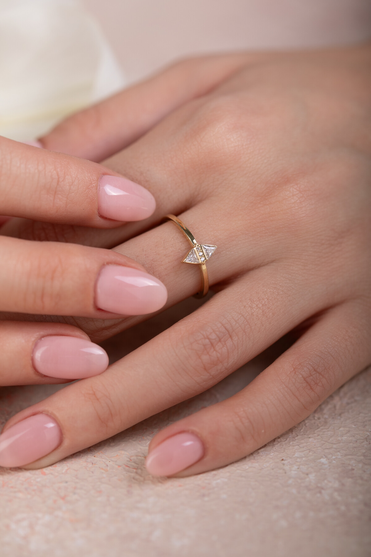 14 Ayar Altın Beyaz Taşlı Üçgen Yüzük 