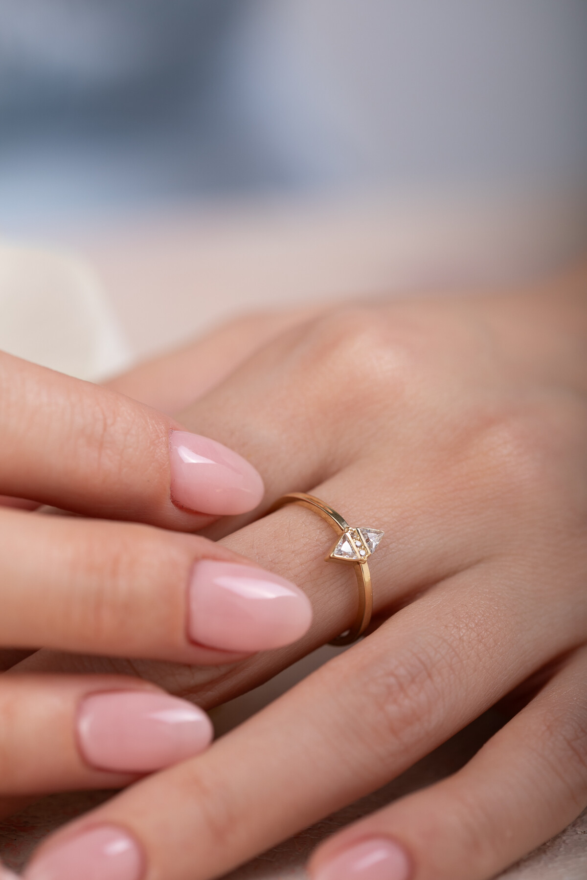 14 Ayar Altın Beyaz Taşlı Üçgen Yüzük 