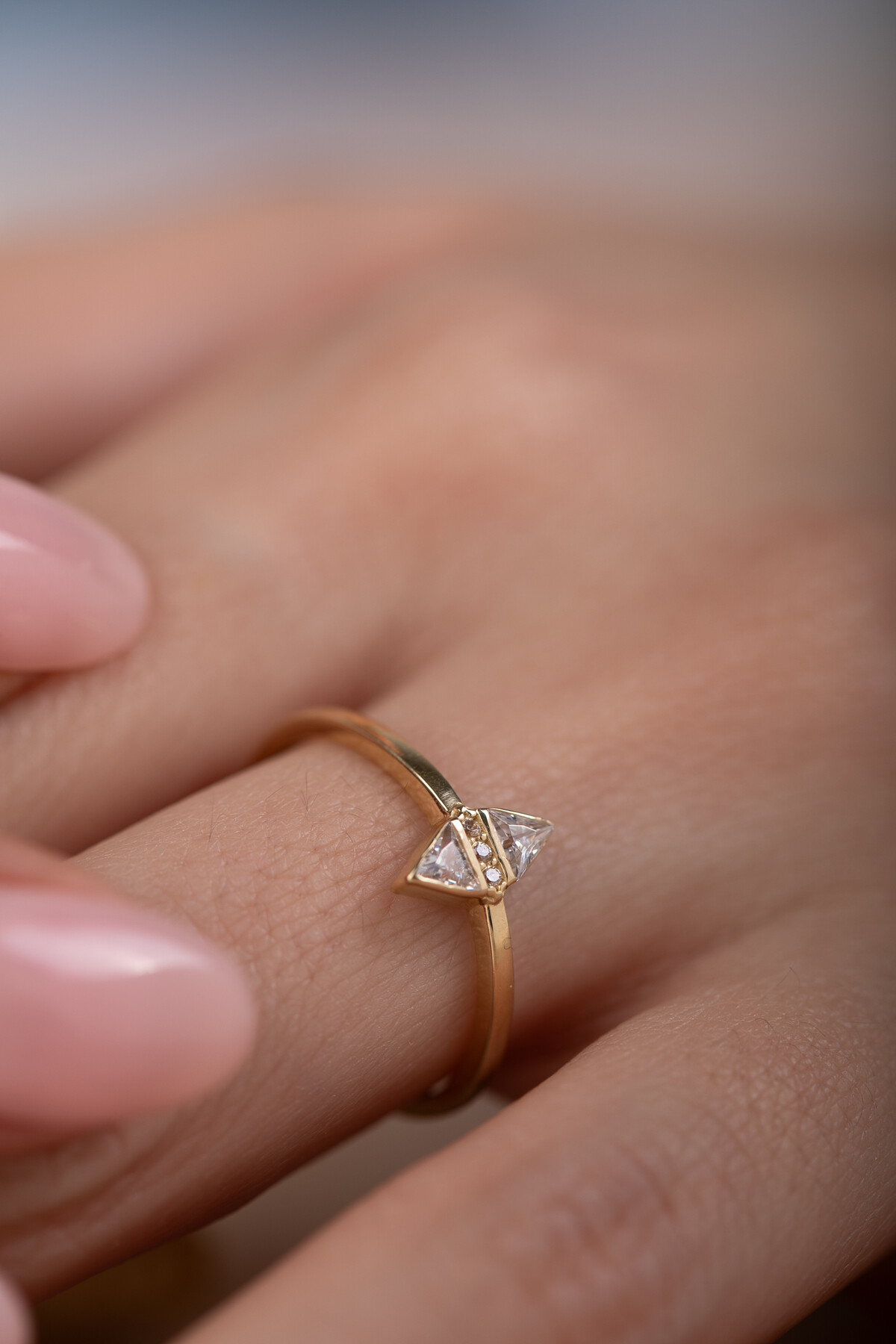 14 Ayar Altın Beyaz Taşlı Üçgen Yüzük 