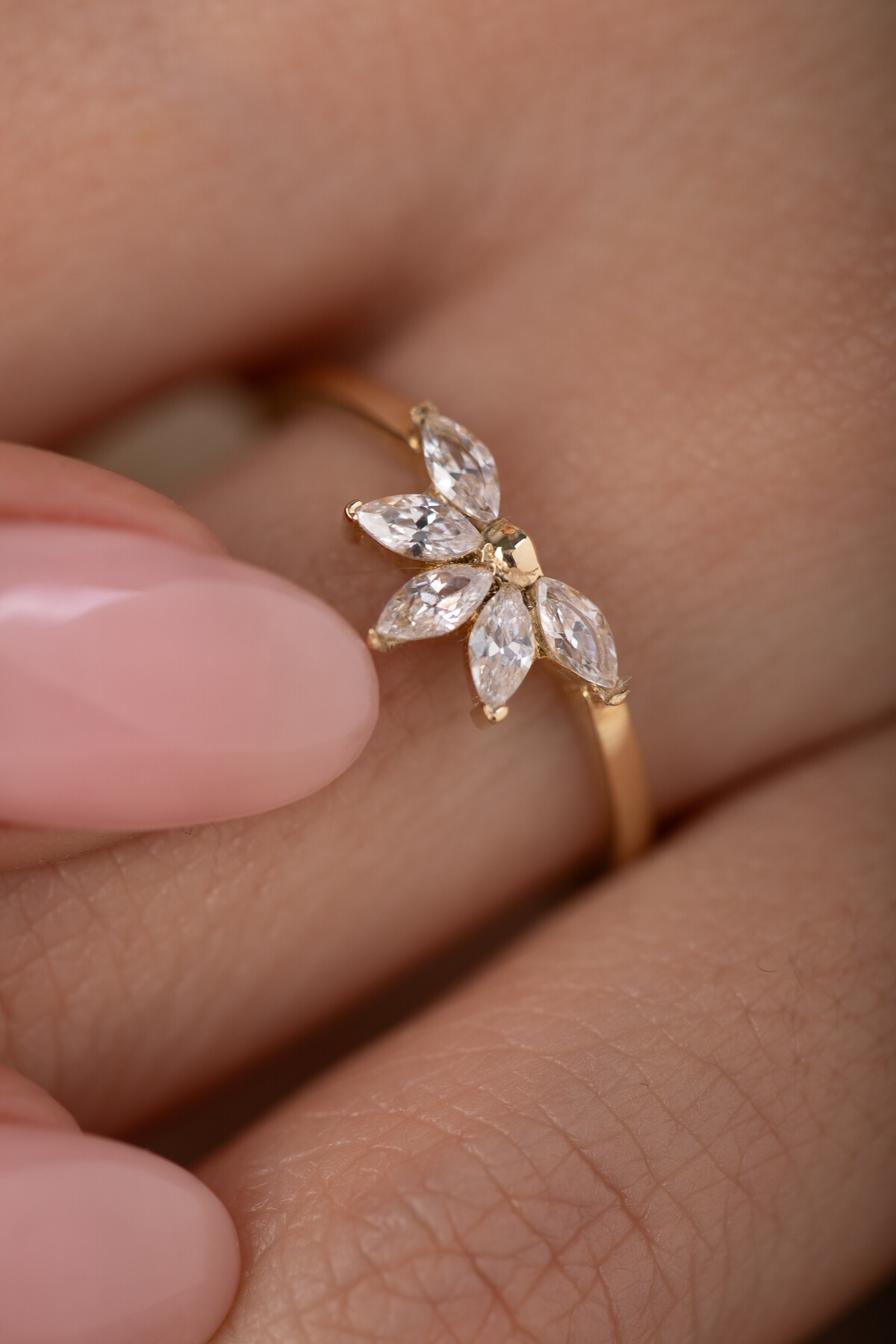 14 Ayar Altın Beyaz Taşlı Yüzük