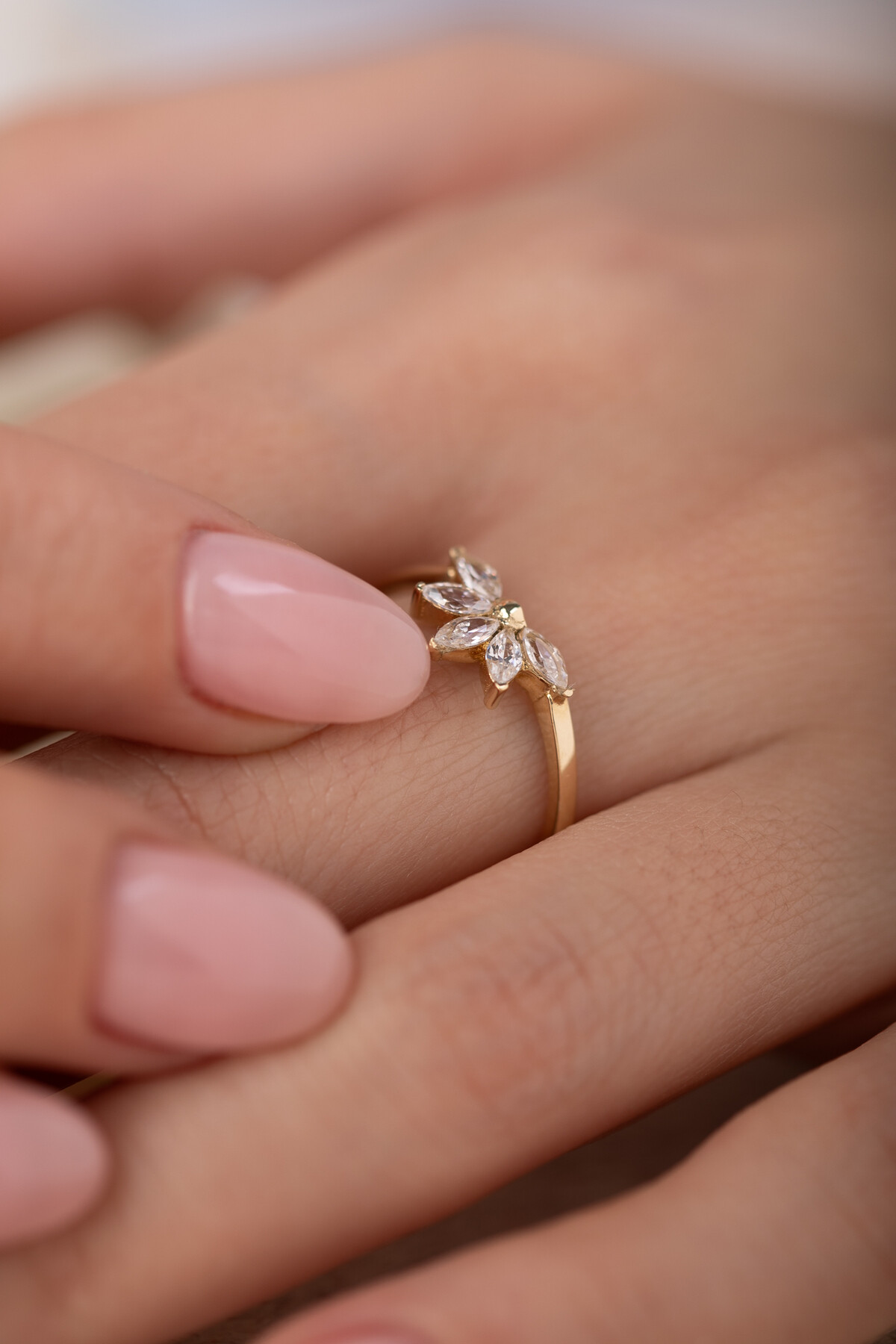 14 Ayar Altın Beyaz Taşlı Yüzük