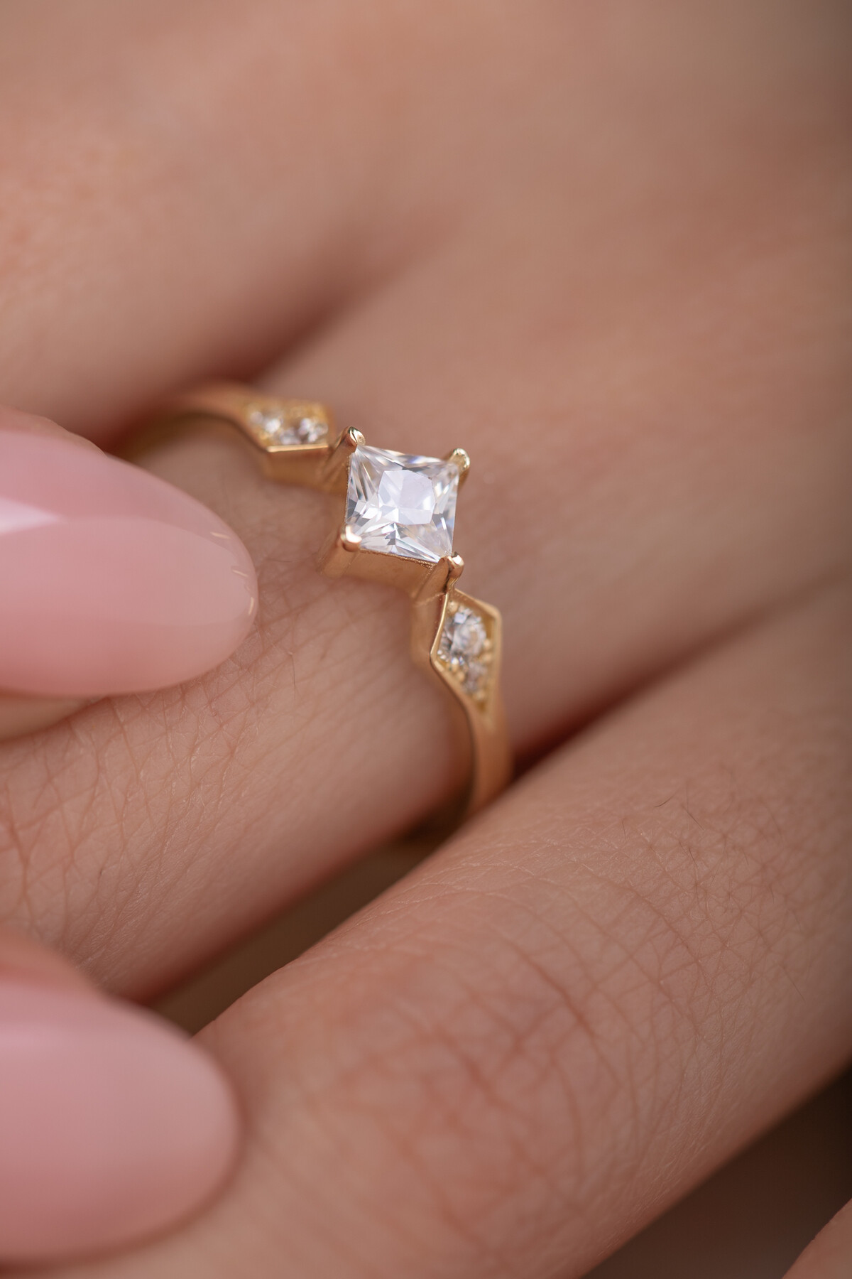 14 Ayar Altın Beyaz Taşlı Yüzük