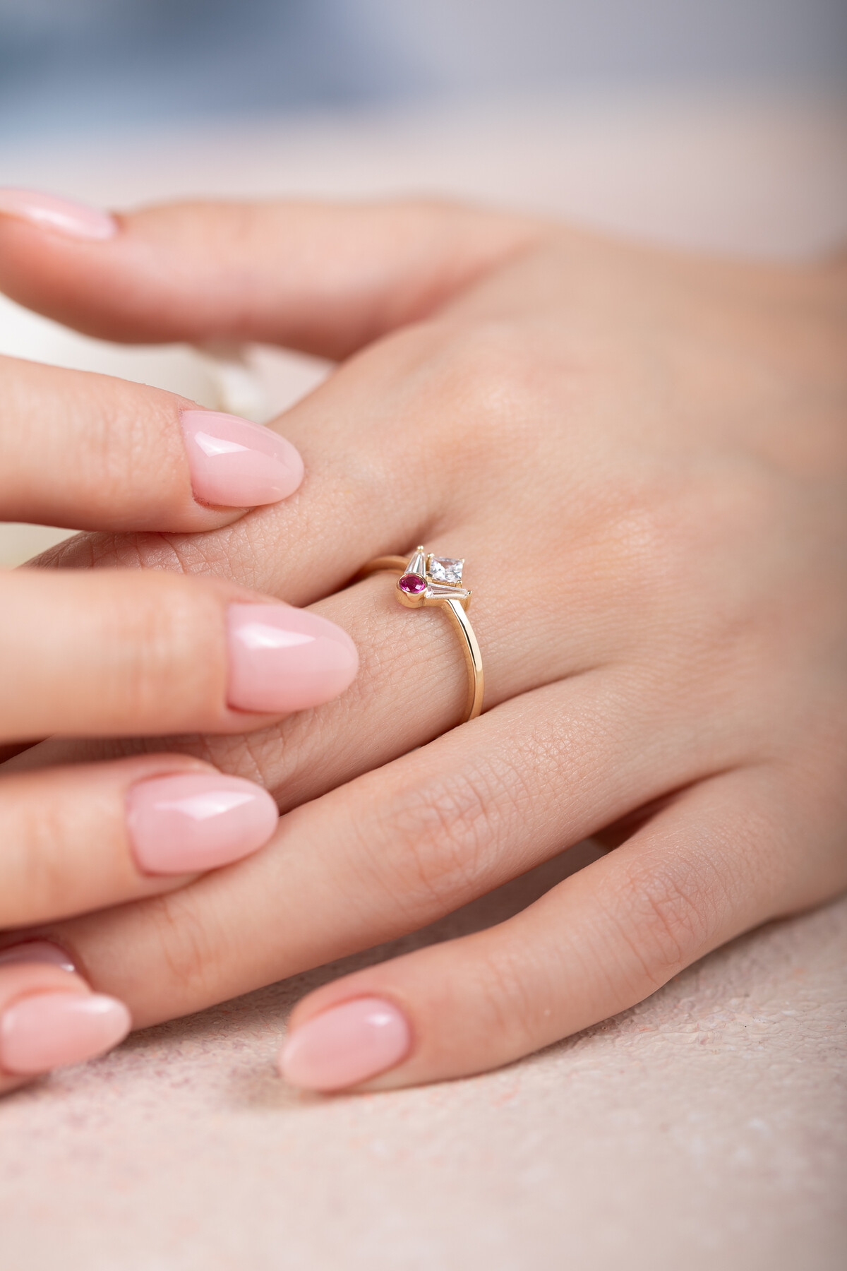 14 Ayar Altın Beyaz Taşlı Yüzük