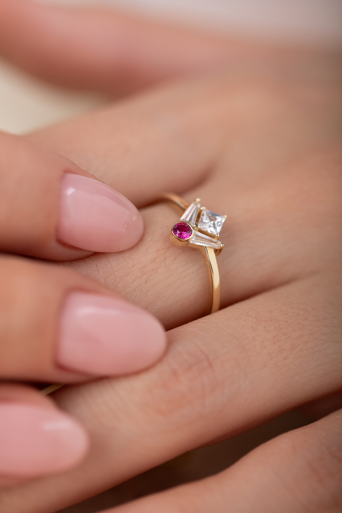 14 Ayar Altın Beyaz Taşlı Yüzük