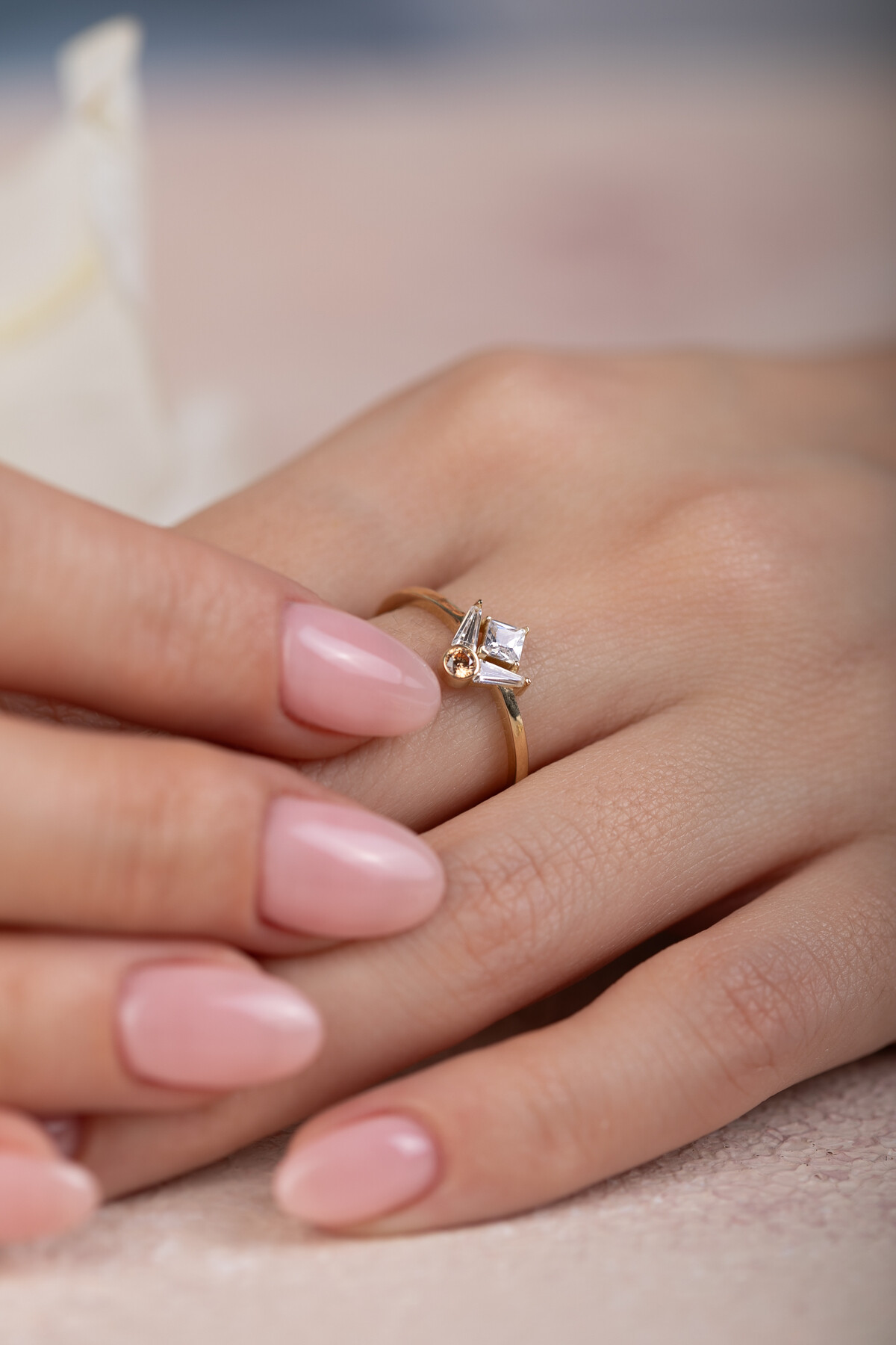 14 Ayar Altın Beyaz Taşlı Yüzük