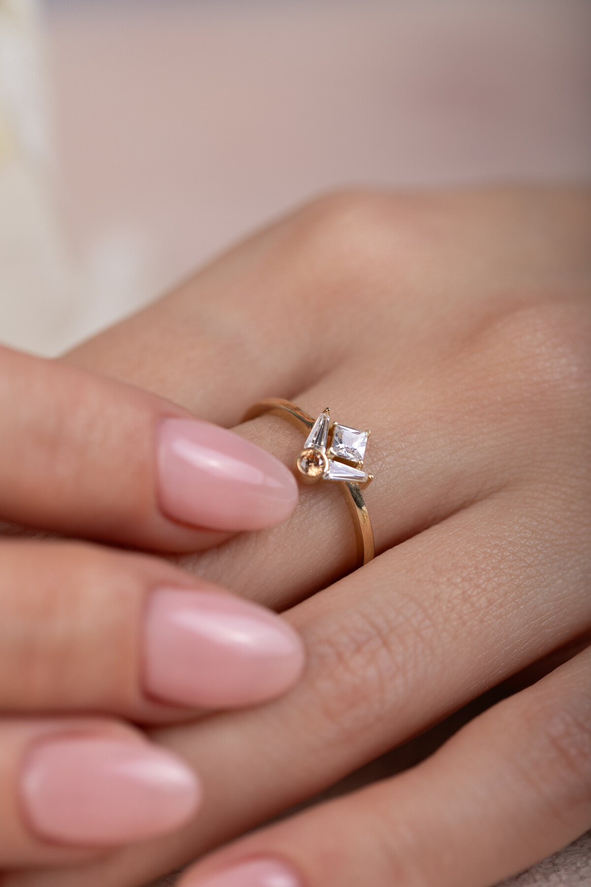 14 Ayar Altın Beyaz Taşlı Yüzük