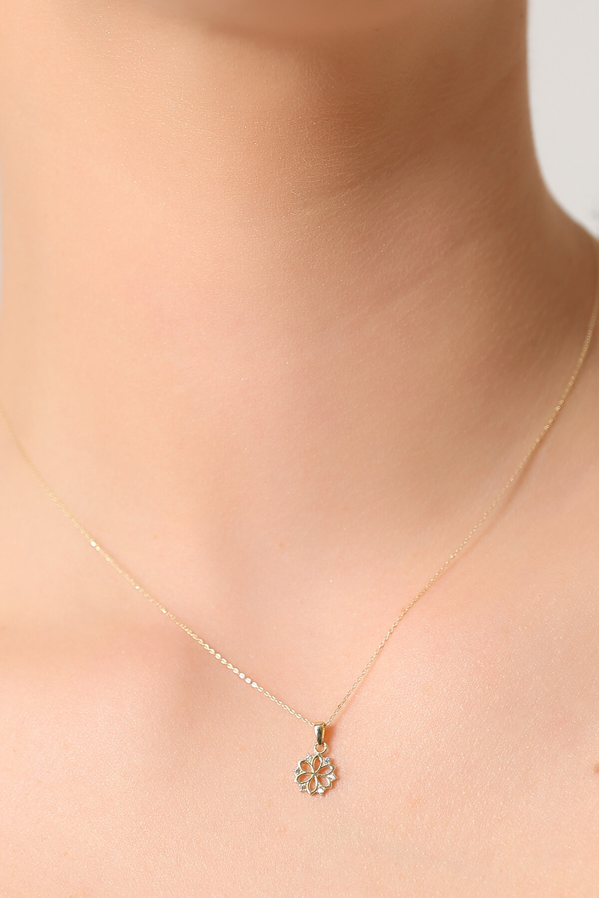 14 Ayar Altın Çiçek Kolye