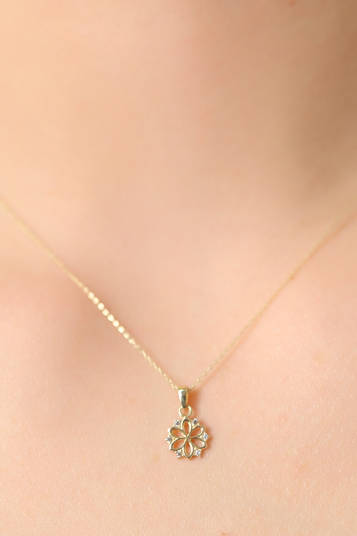 14 Ayar Altın Çiçek Kolye