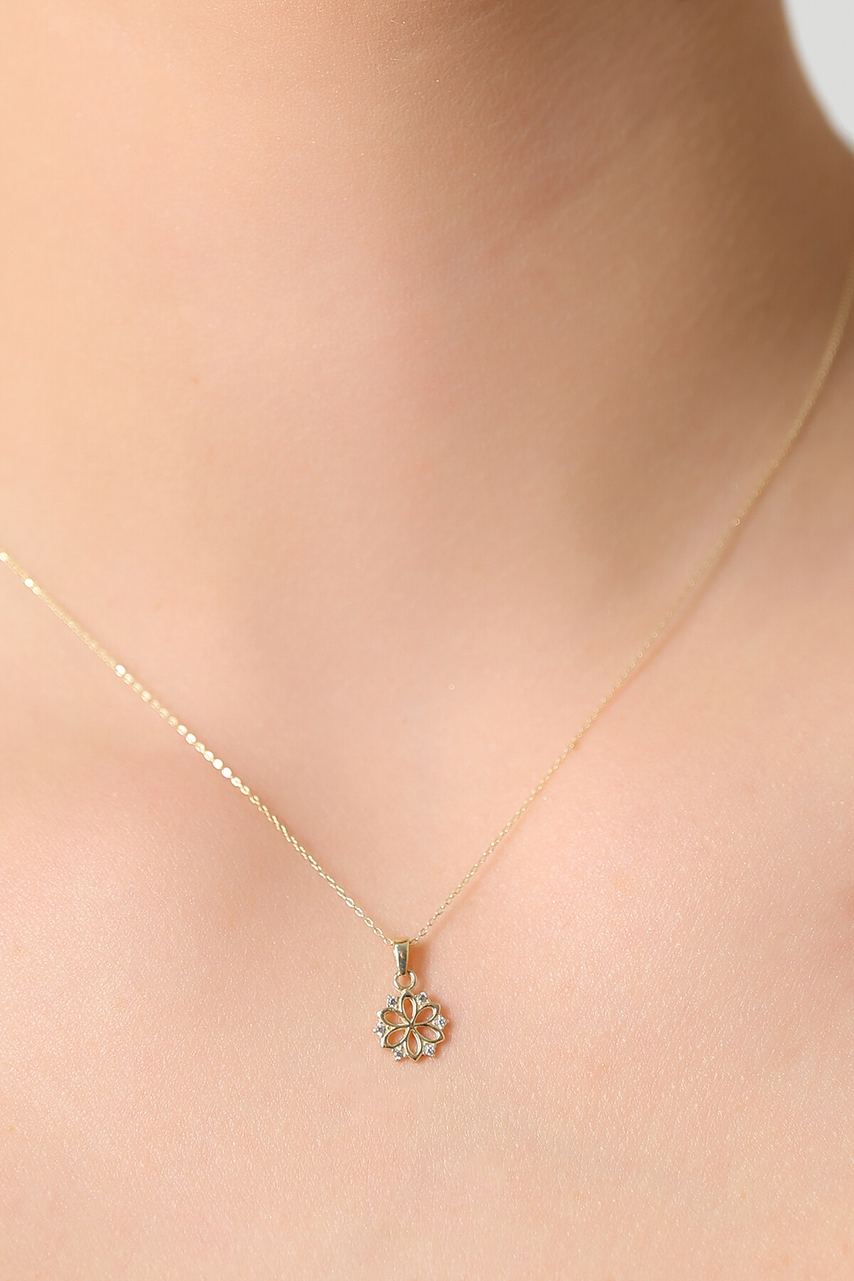 14 Ayar Altın Çiçek Kolye