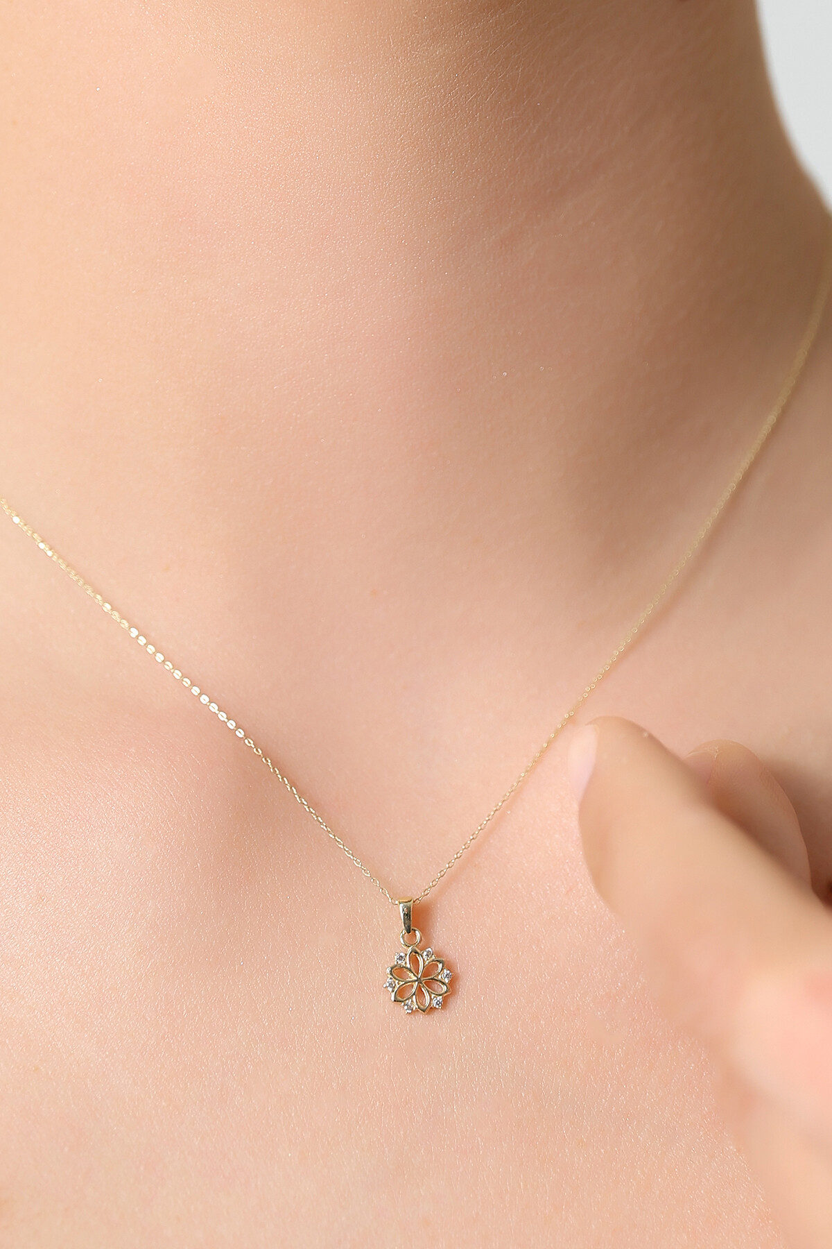 14 Ayar Altın Çiçek Kolye