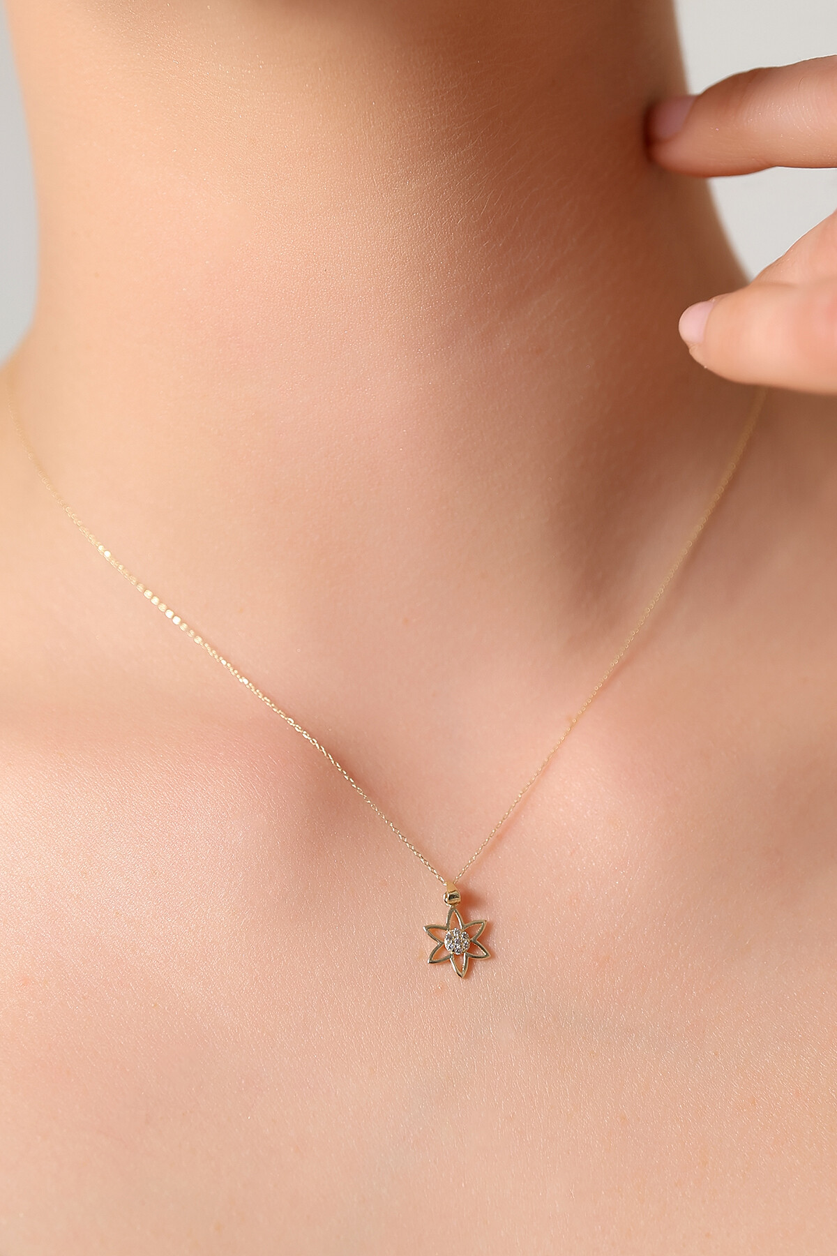 14 Ayar Altın Çiçek Kolye