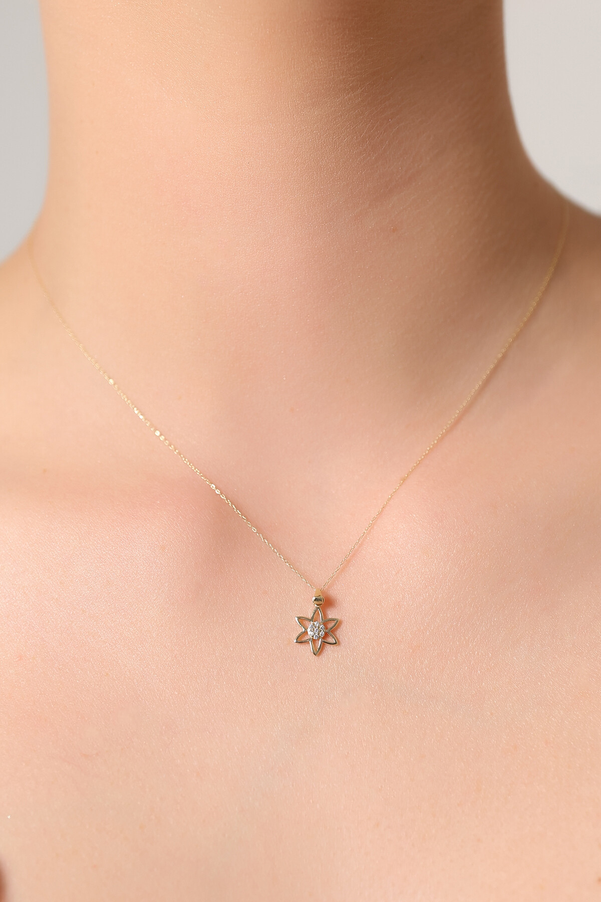 14 Ayar Altın Çiçek Kolye