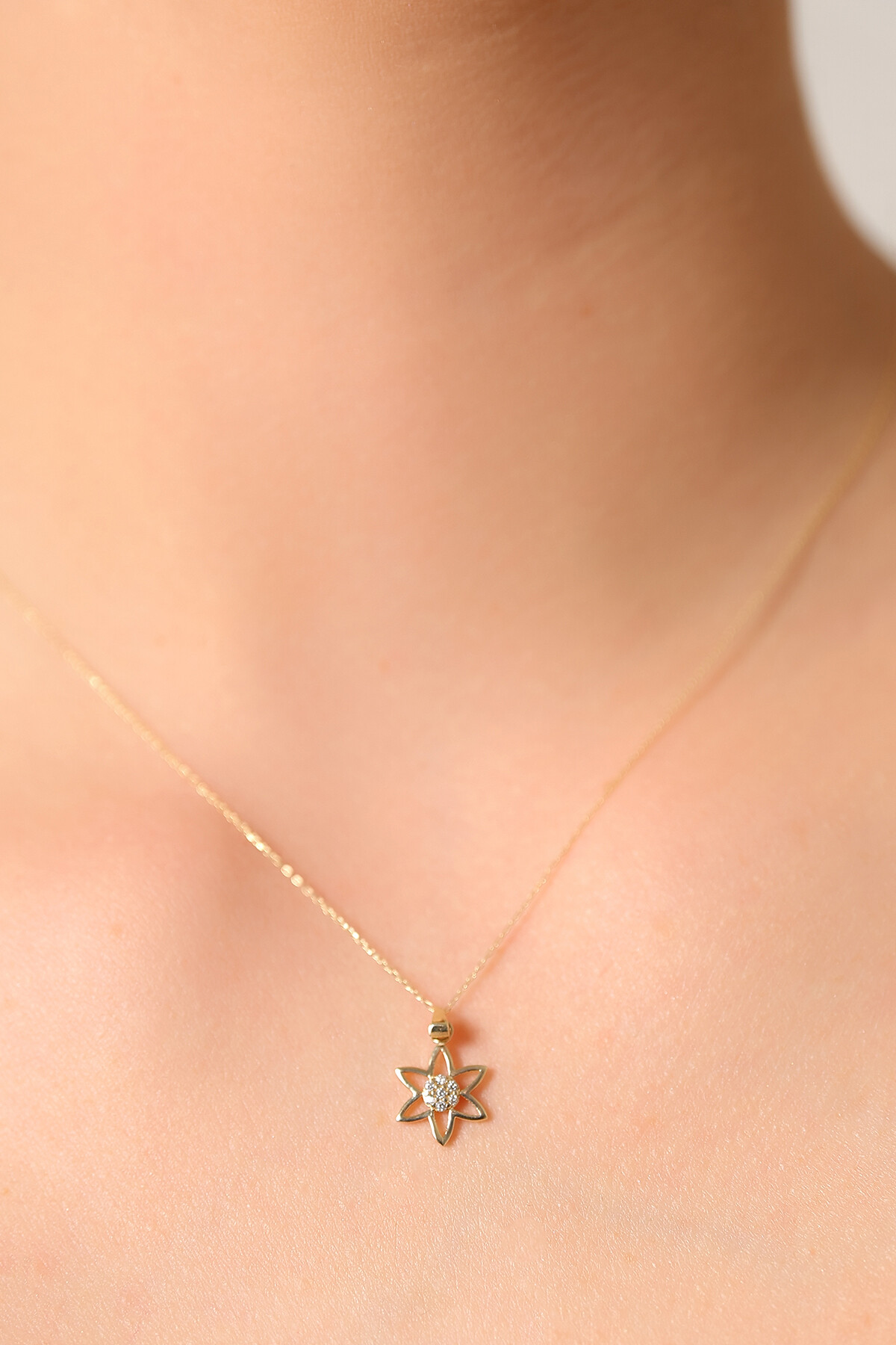 14 Ayar Altın Çiçek Kolye