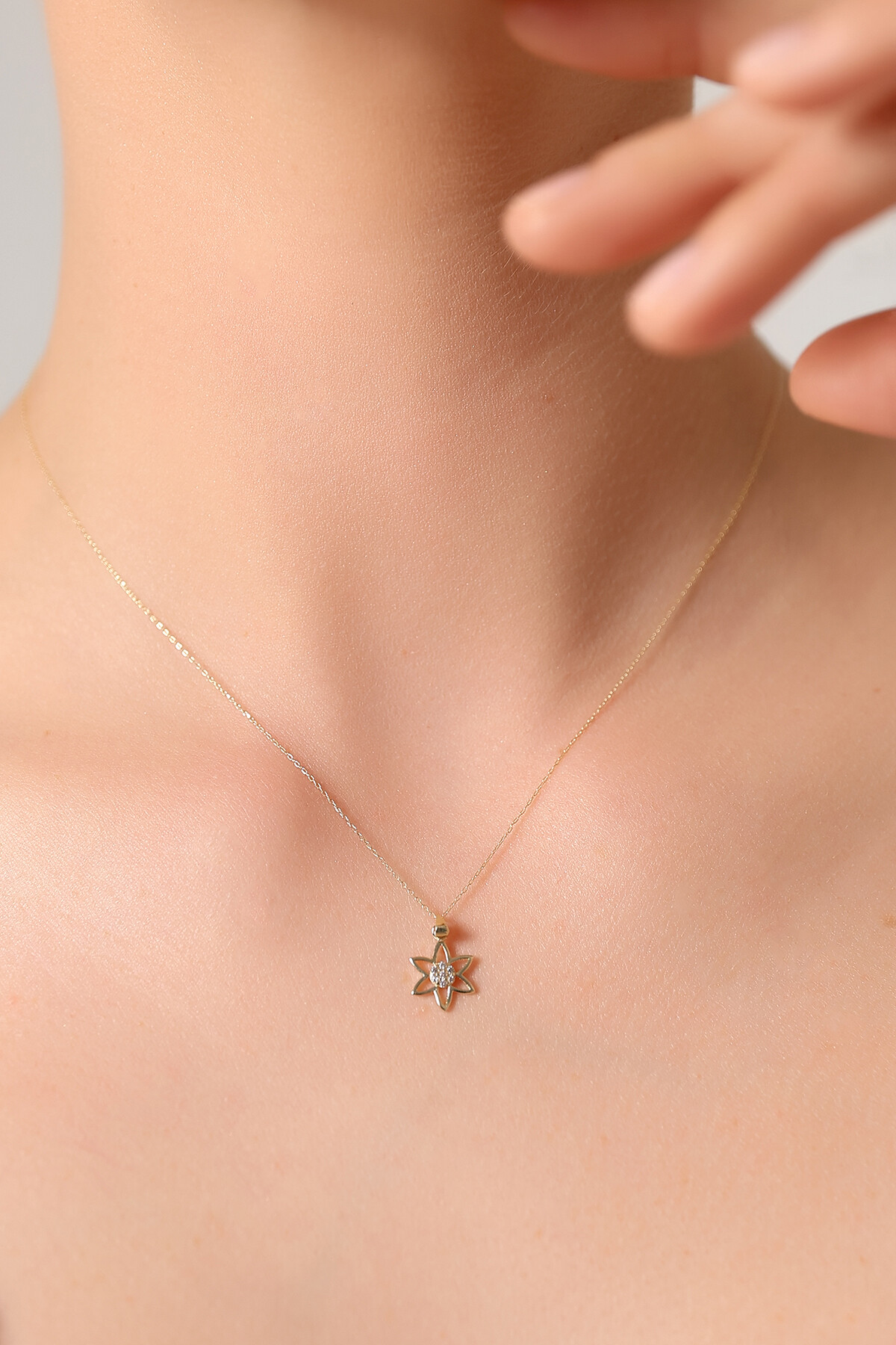 14 Ayar Altın Çiçek Kolye