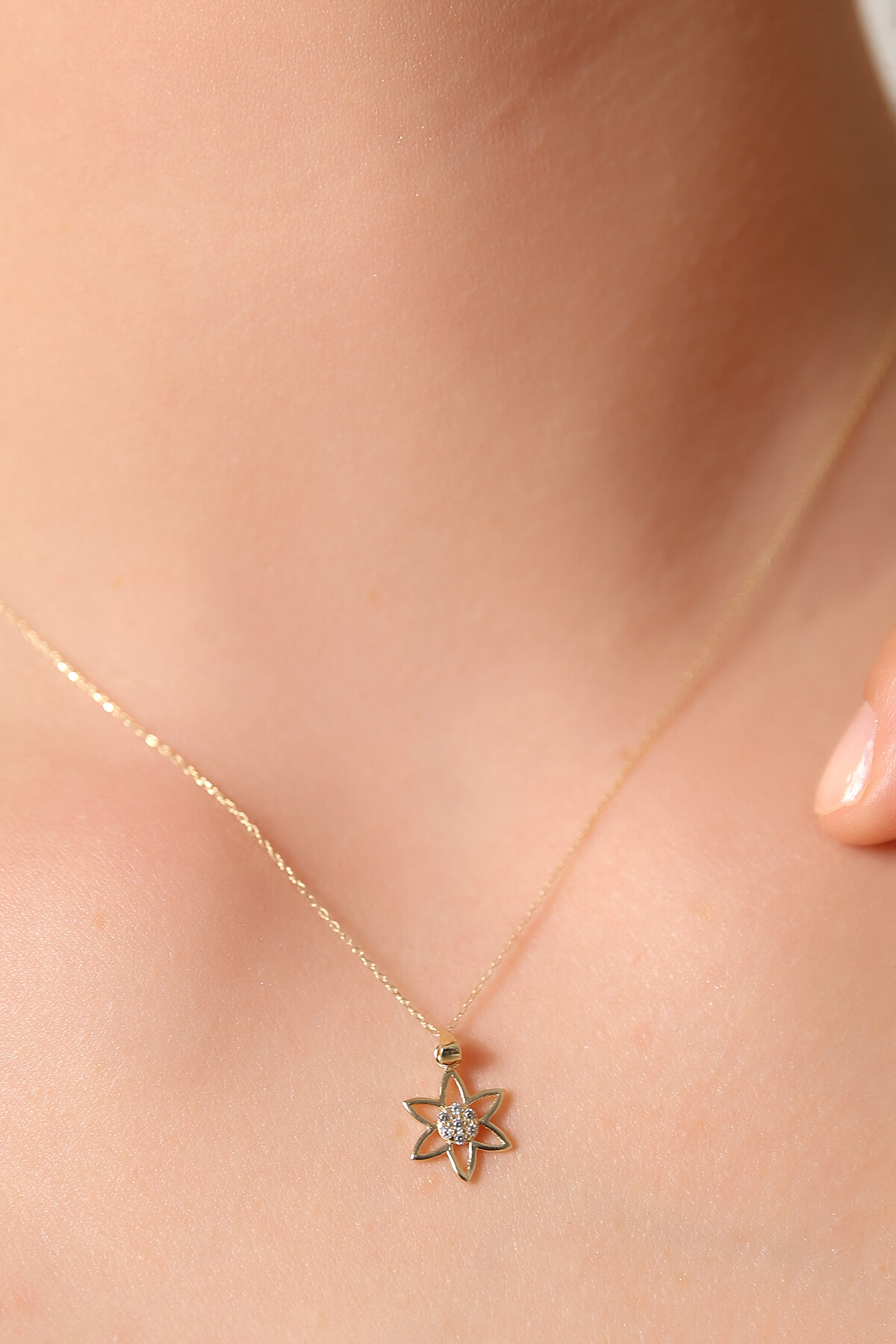 14 Ayar Altın Çiçek Kolye