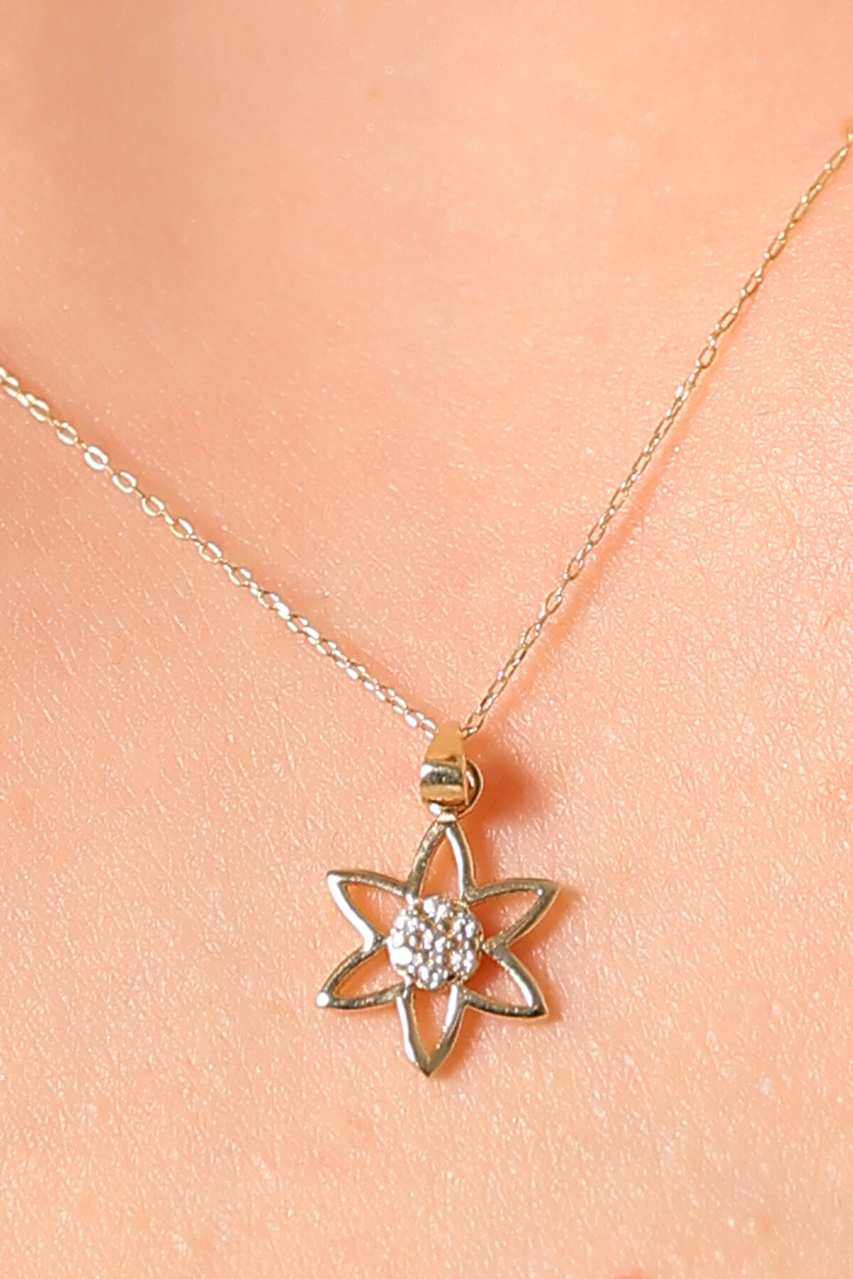 14 Ayar Altın Çiçek Kolye