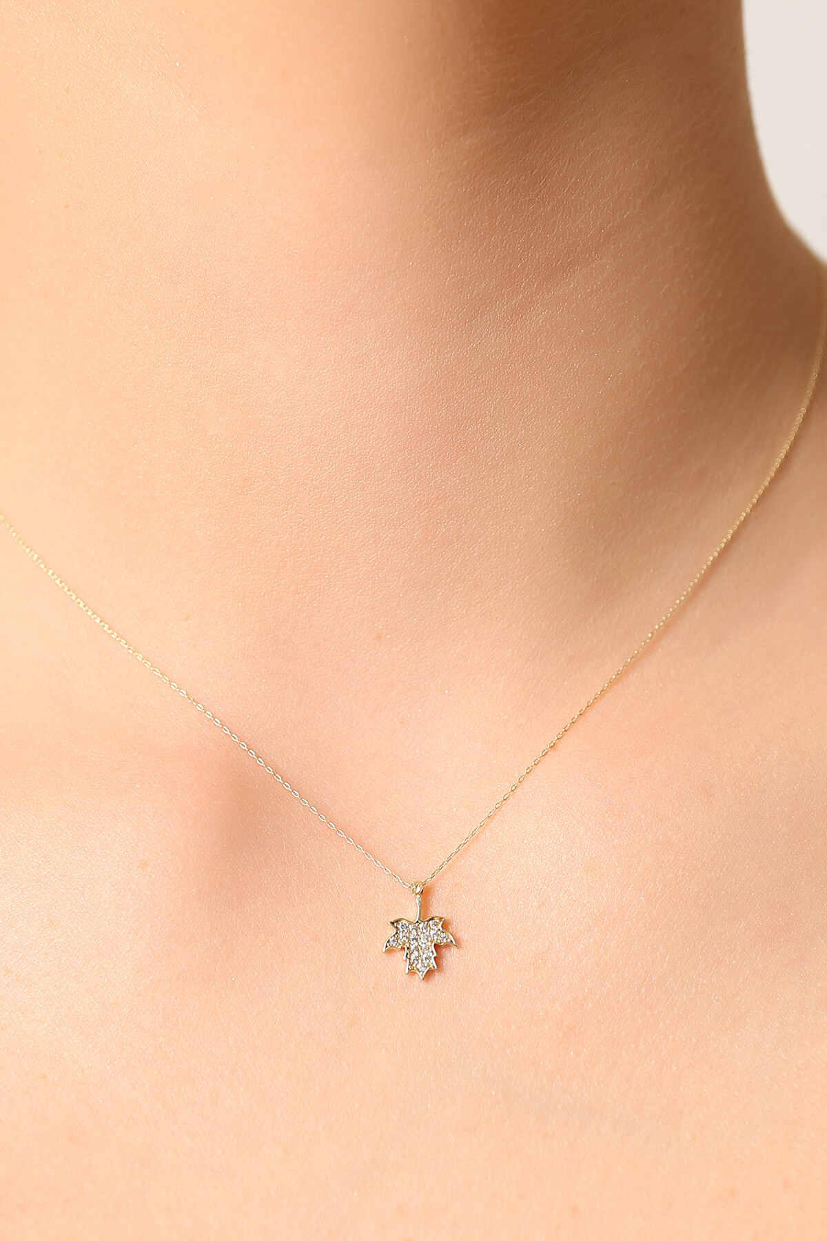 14 Ayar Altın Çınar Yaprağı Kolye