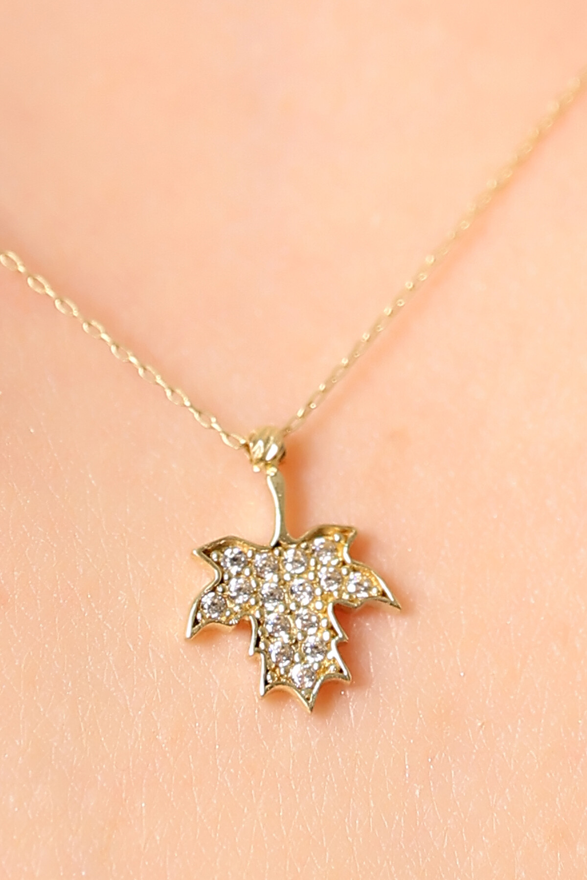 14 Ayar Altın Çınar Yaprağı Kolye