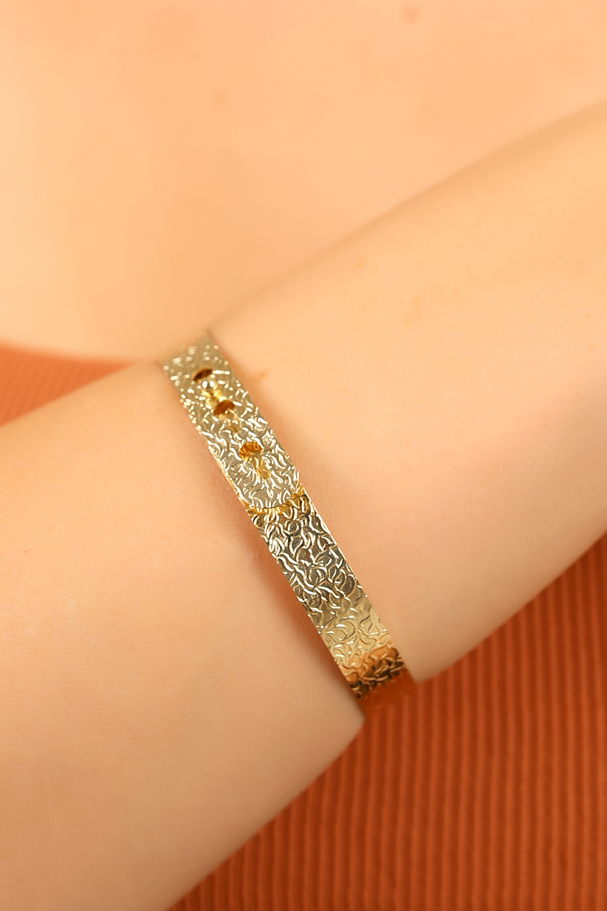 14 Ayar Altın Dövme Kelepçe