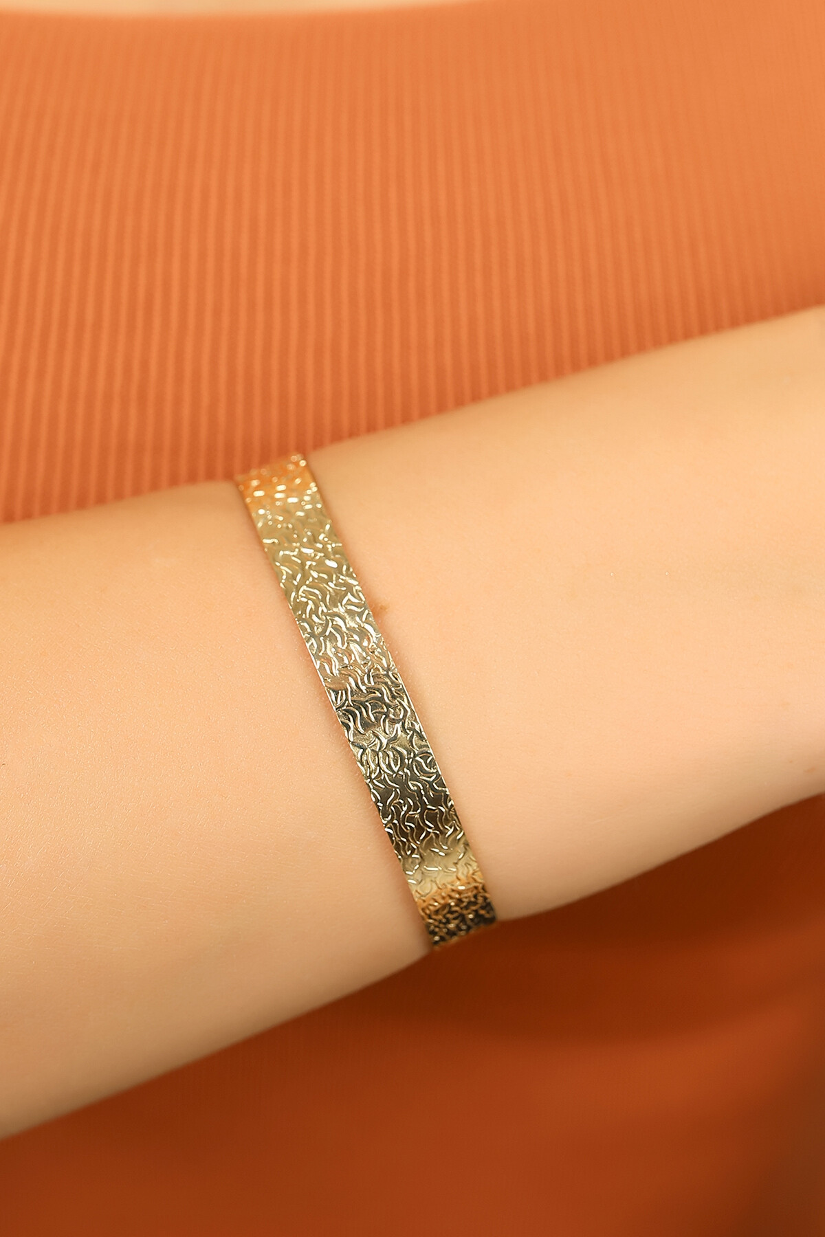 14 Ayar Altın Dövme Kelepçe