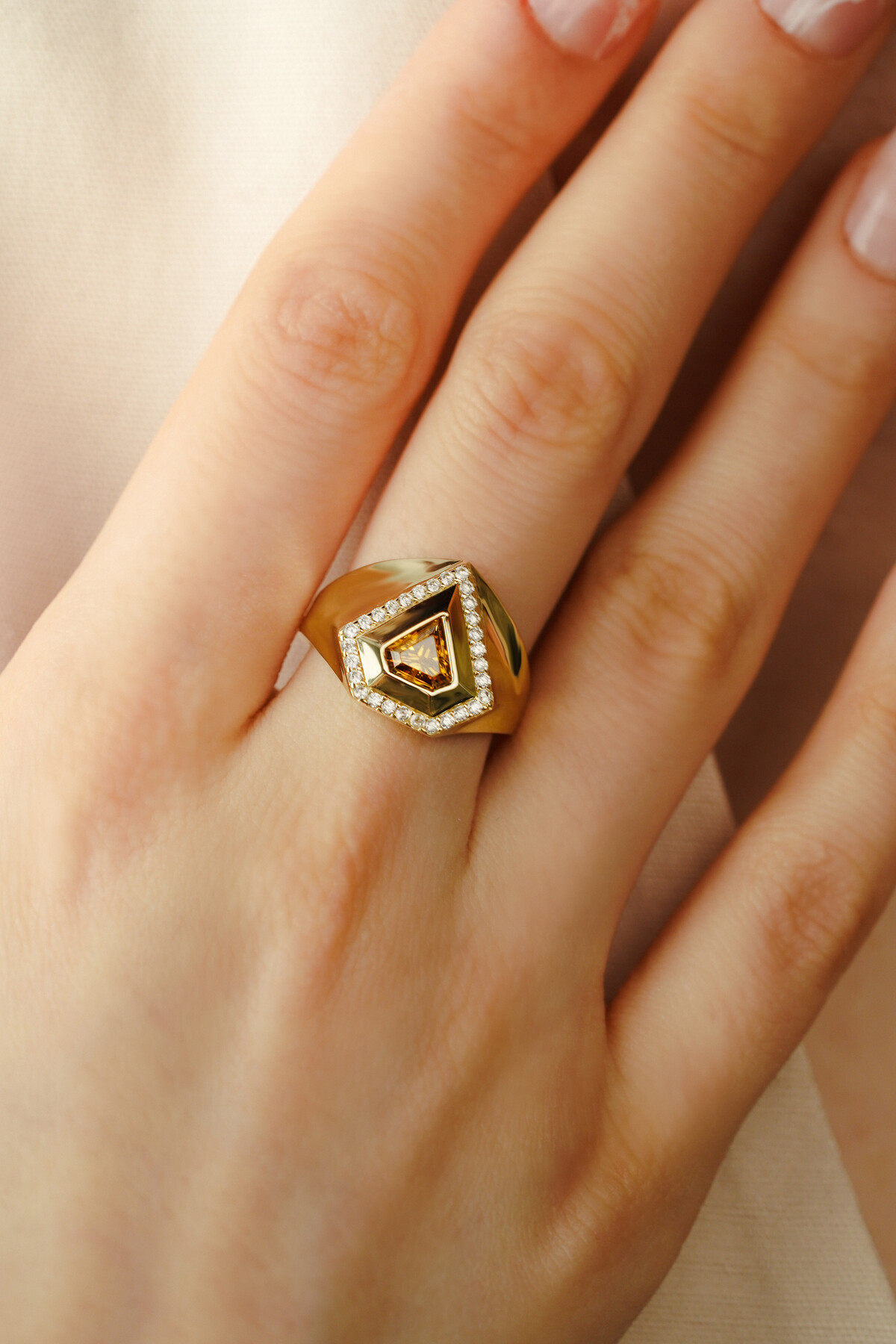 14 Ayar Altın Elmas Kesim Taşlı Yüzük