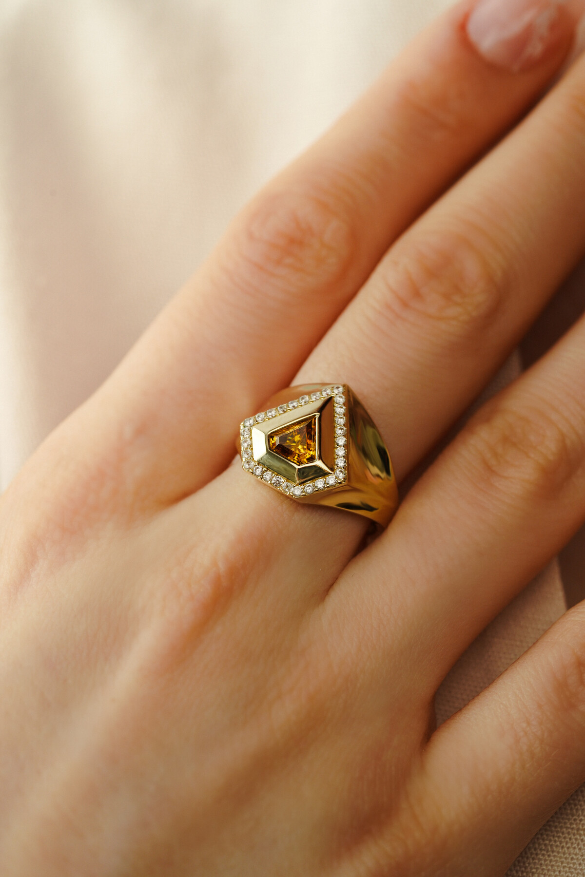 14 Ayar Altın Elmas Kesim Taşlı Yüzük