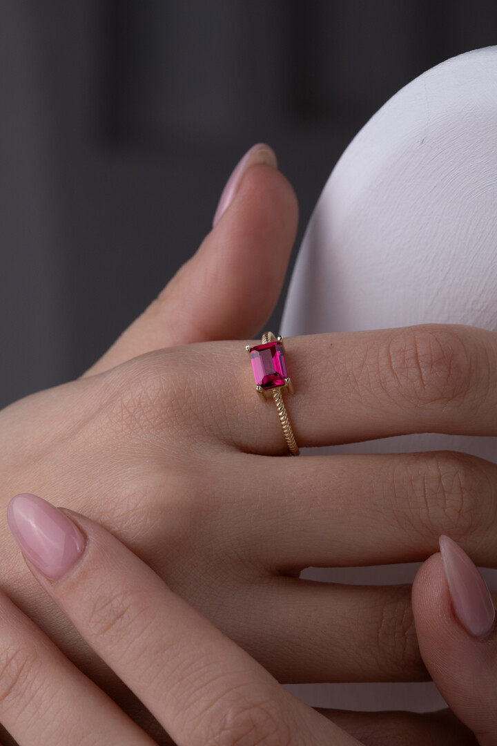 14 Ayar Altın Fuşya Taşlı Baget Yüzük