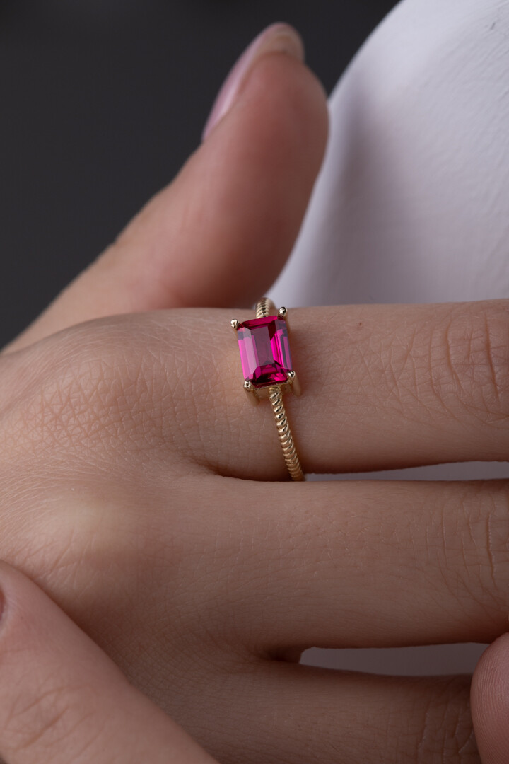 14 Ayar Altın Fuşya Taşlı Baget Yüzük