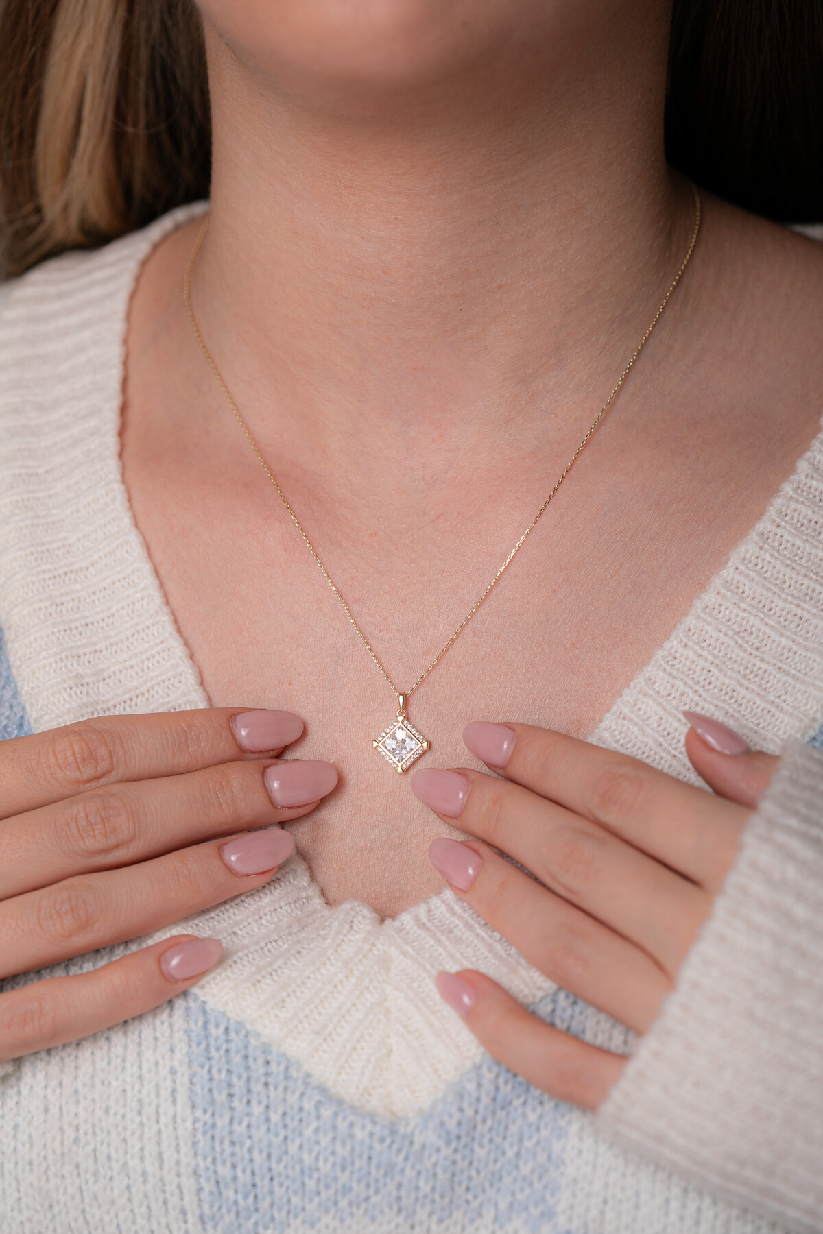 14 Ayar Altın Kare Taş Kolye