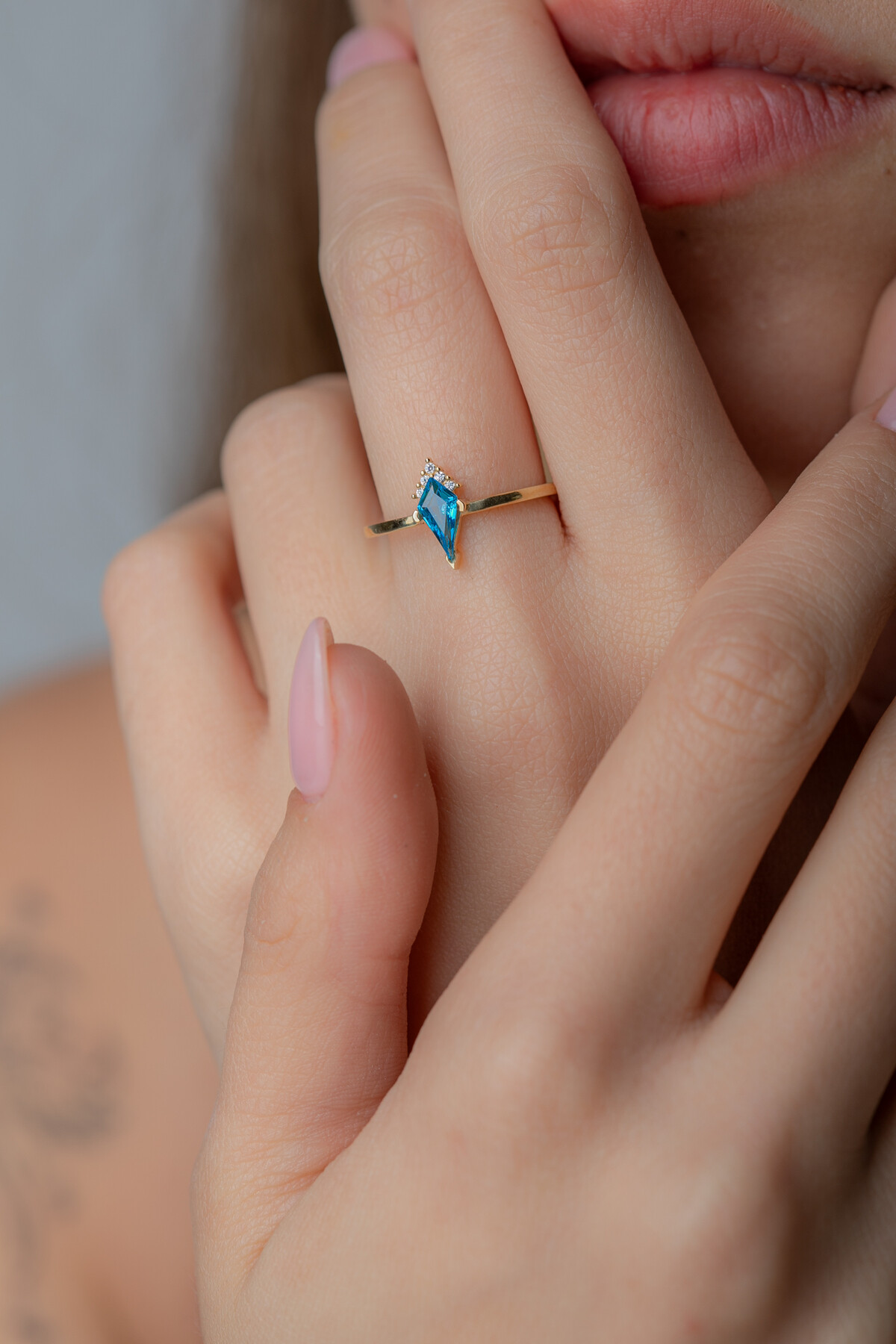 14 Ayar Altın Mavi Taşlı Yüzük