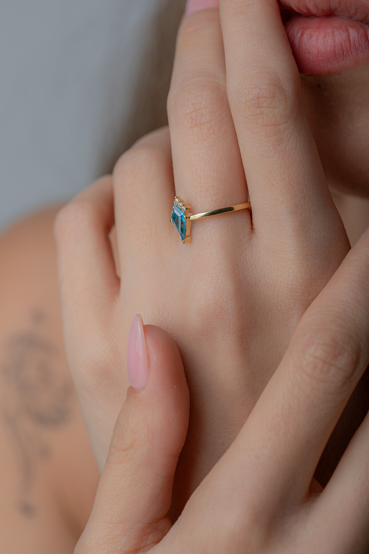 14 Ayar Altın Mavi Taşlı Yüzük