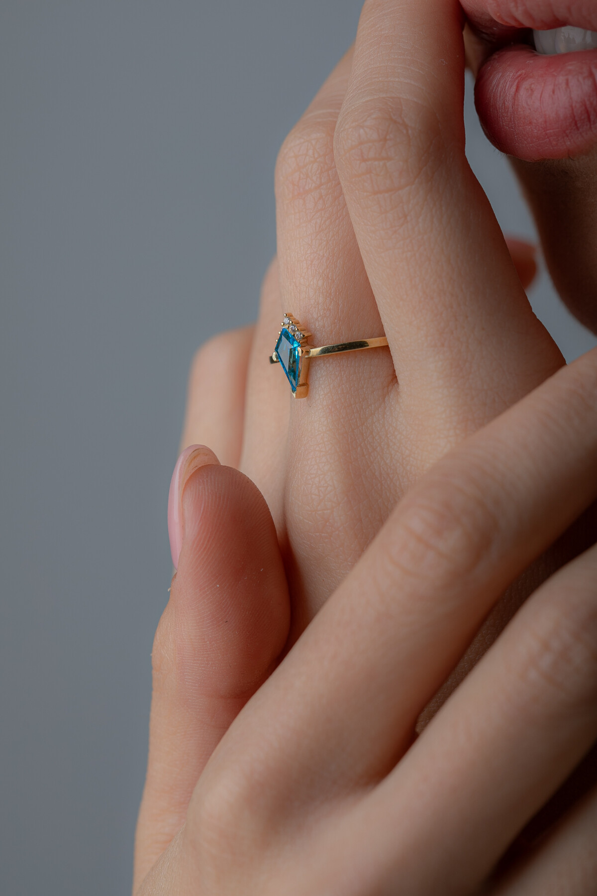 14 Ayar Altın Mavi Taşlı Yüzük