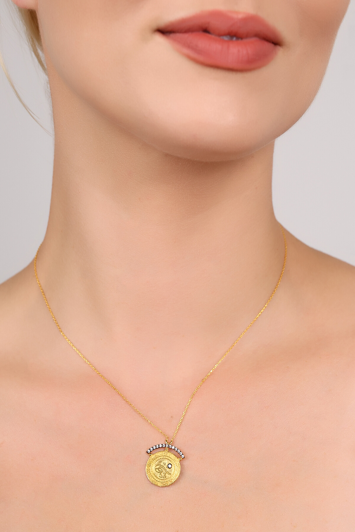 14 Ayar Altın Minik Taşlı Tuğra Kolye