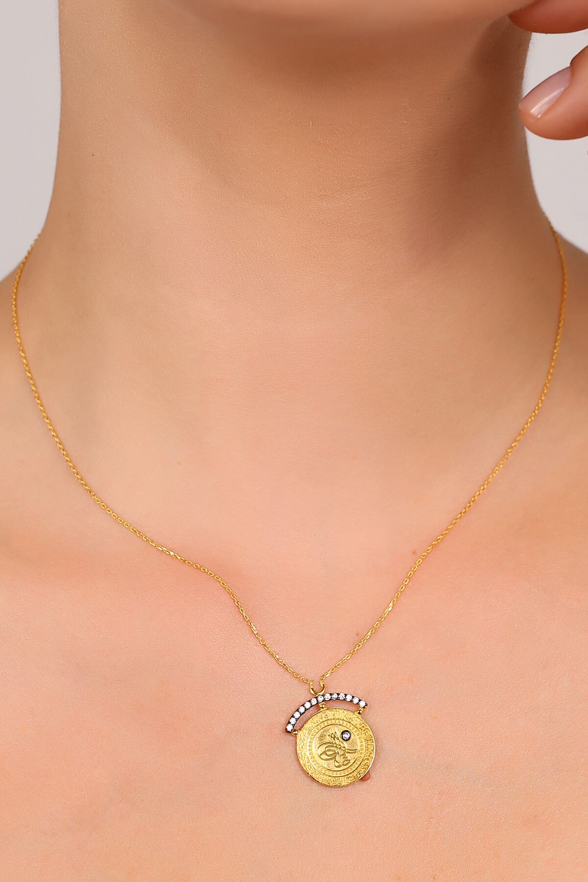 14 Ayar Altın Minik Taşlı Tuğra Kolye