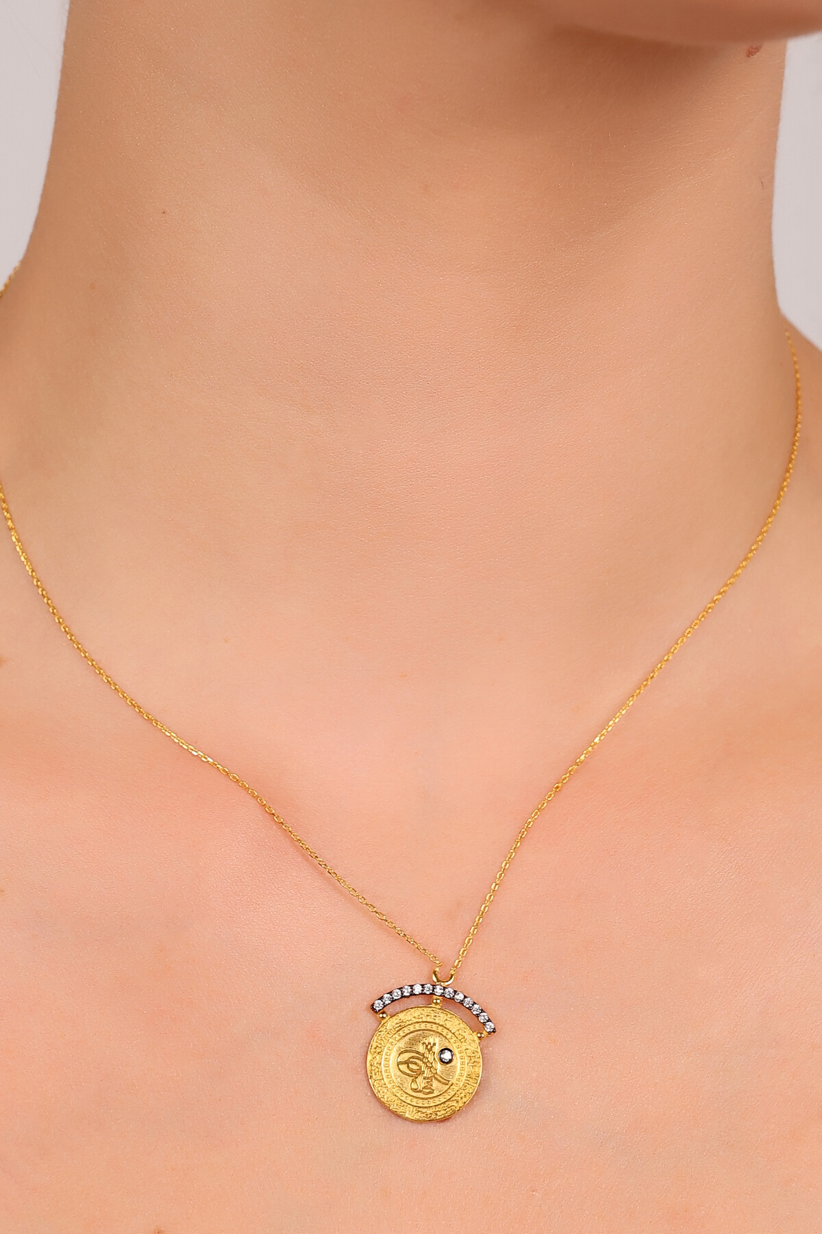 14 Ayar Altın Minik Taşlı Tuğra Kolye