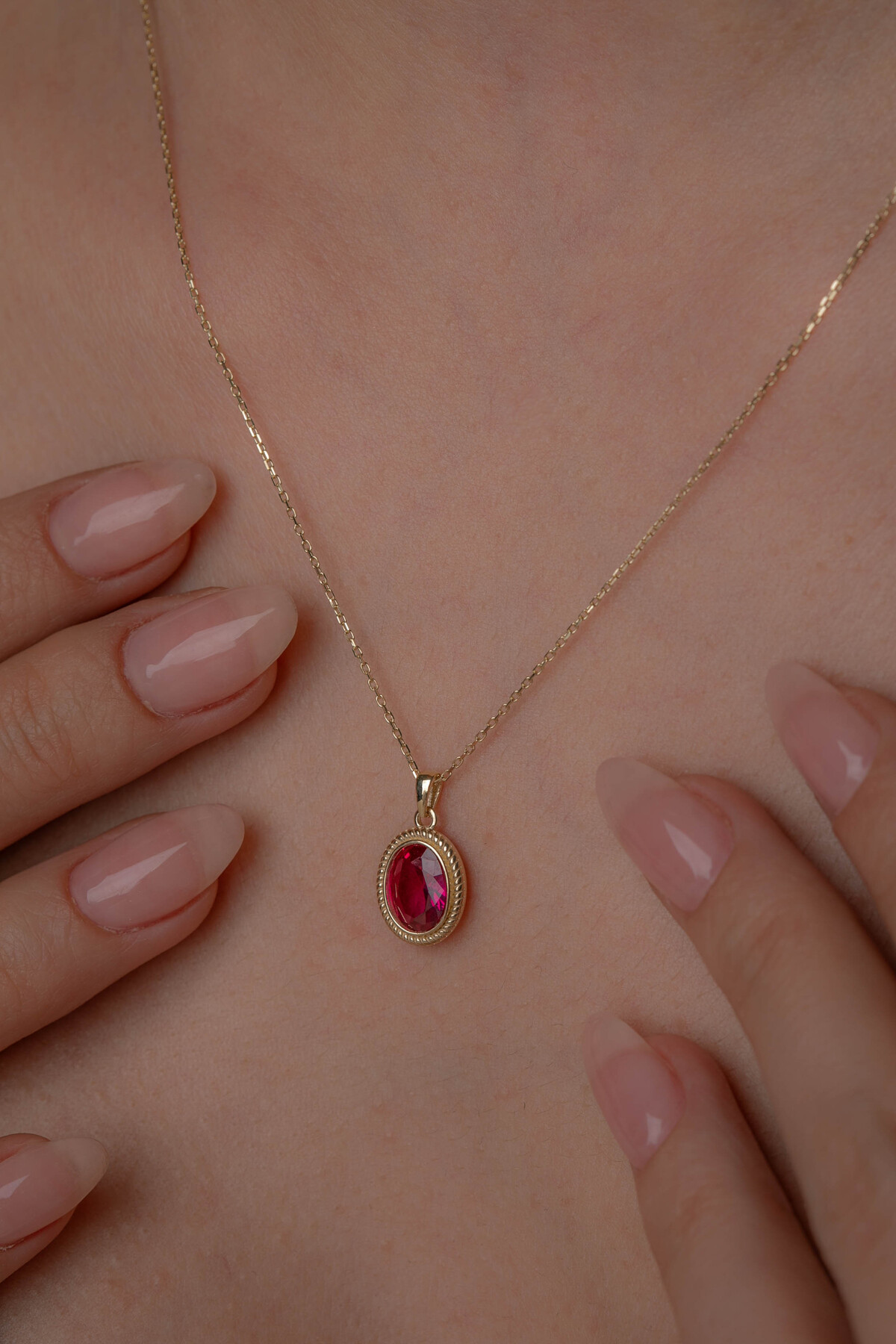 14 Ayar Altın Oval Taşlı Kolye