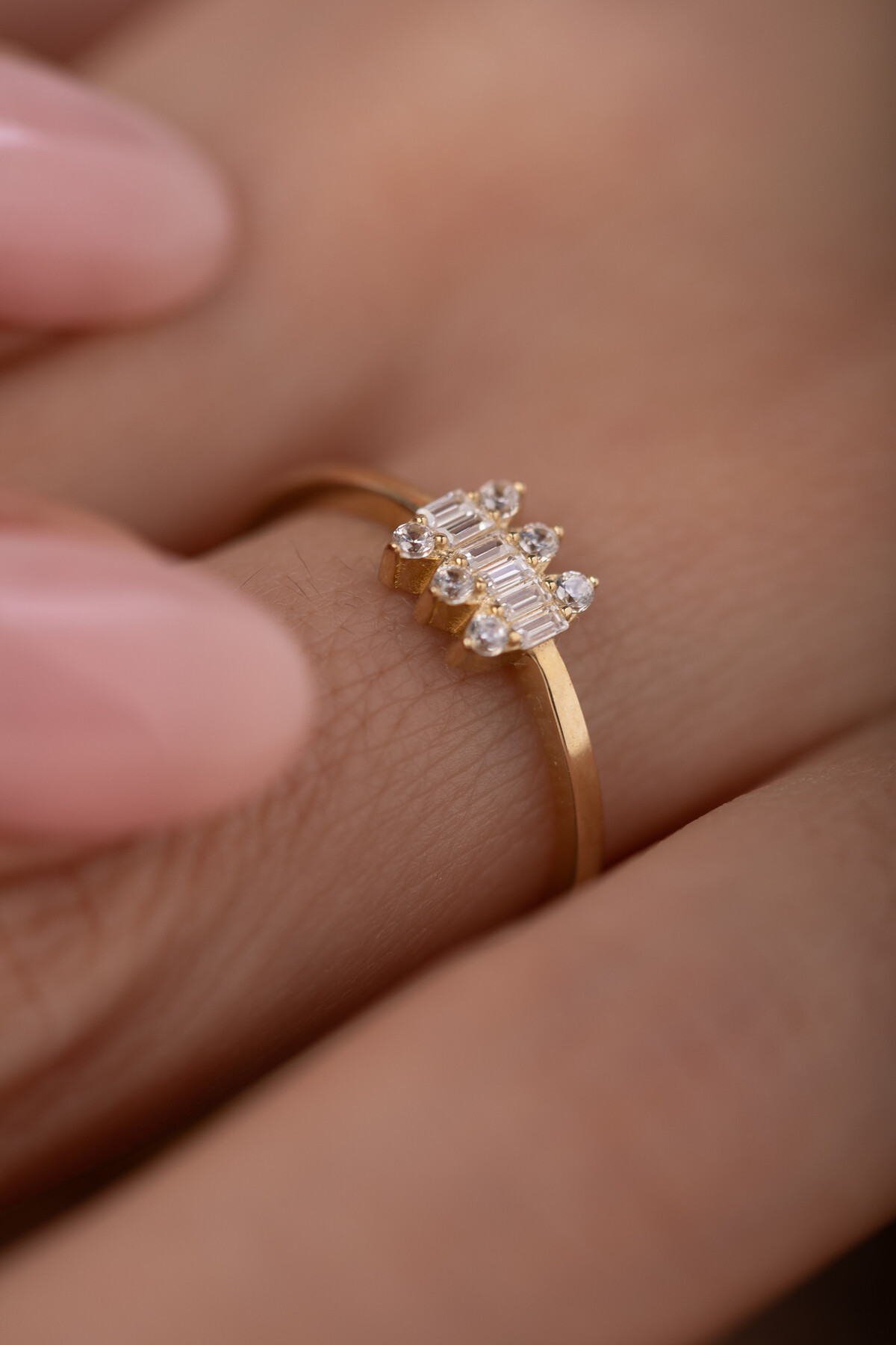 14 Ayar Altın Sıralı Taş Yüzük 