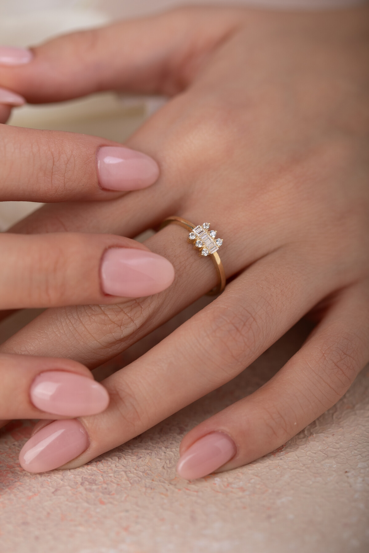 14 Ayar Altın Sıralı Taş Yüzük 