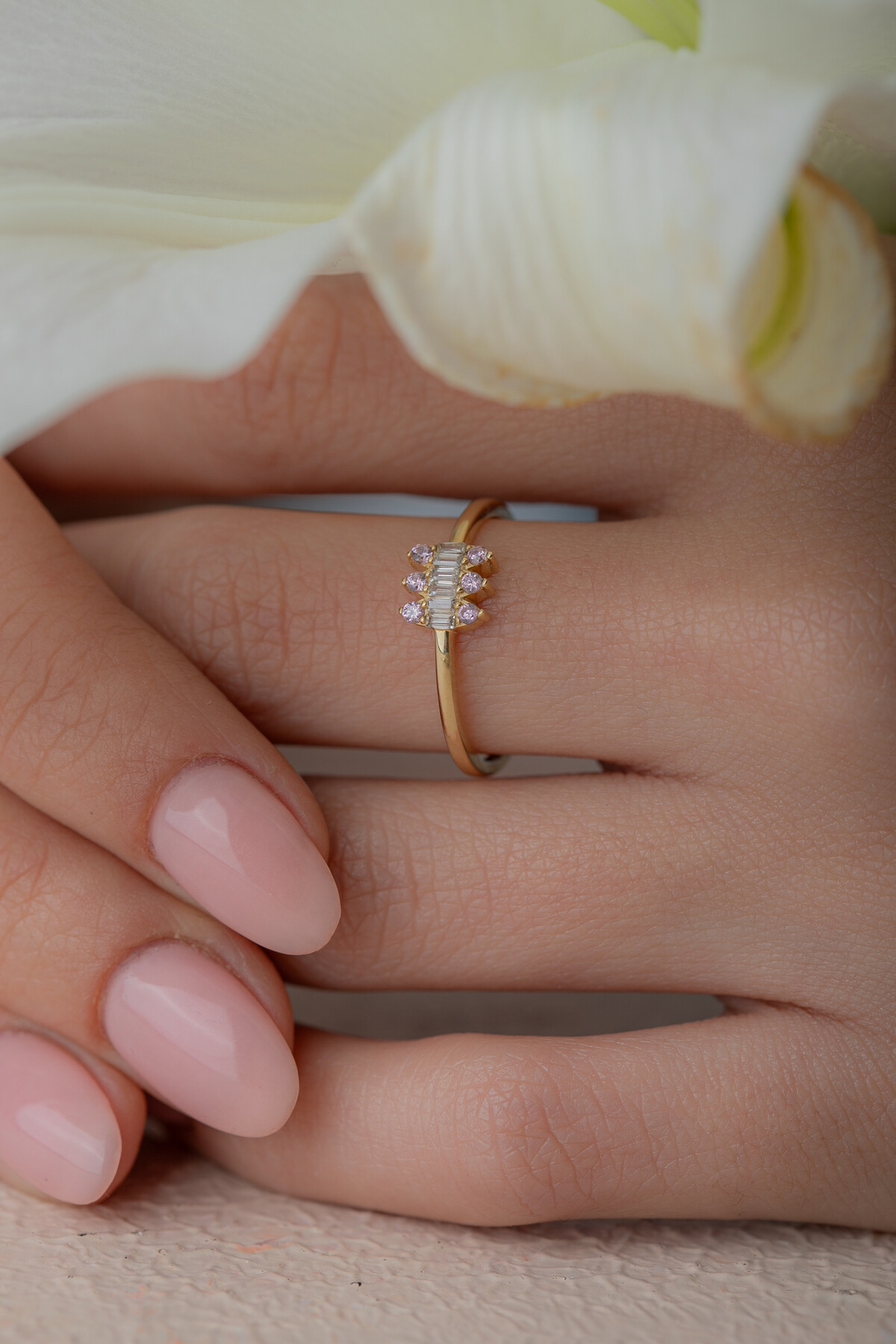 14 Ayar Altın Sıralı Taş Yüzük 