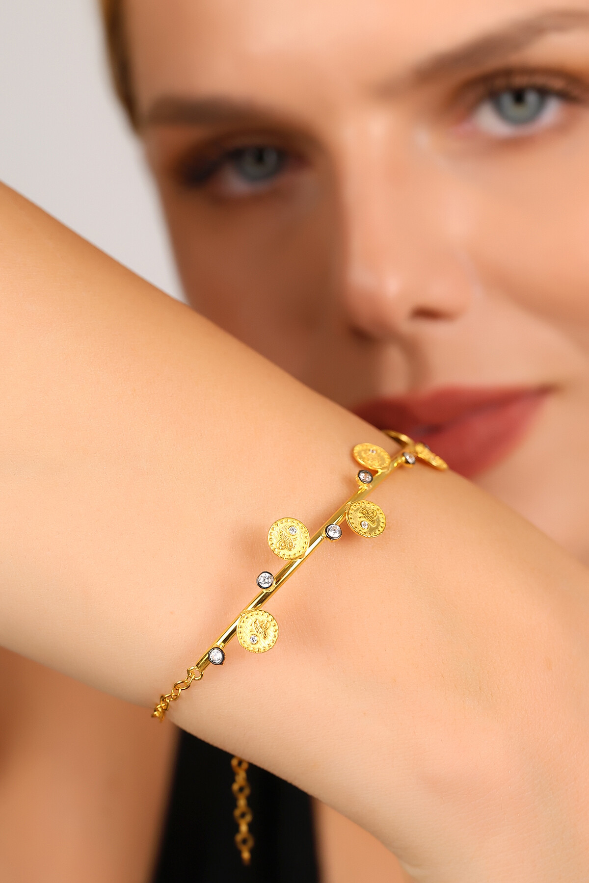 14 Ayar Altın Taş Detaylı Tuğra Bileklik