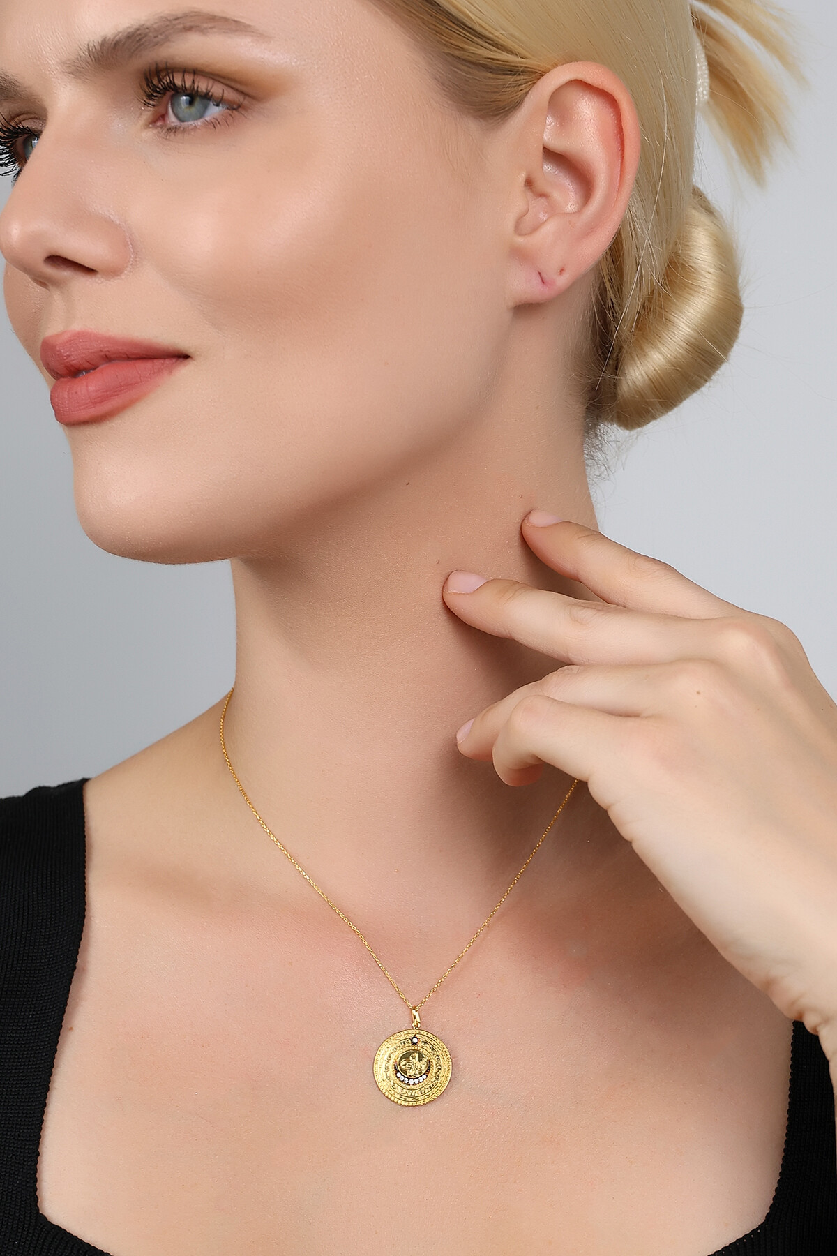 14 Ayar Altın Taş Detaylı Tuğra Kolye