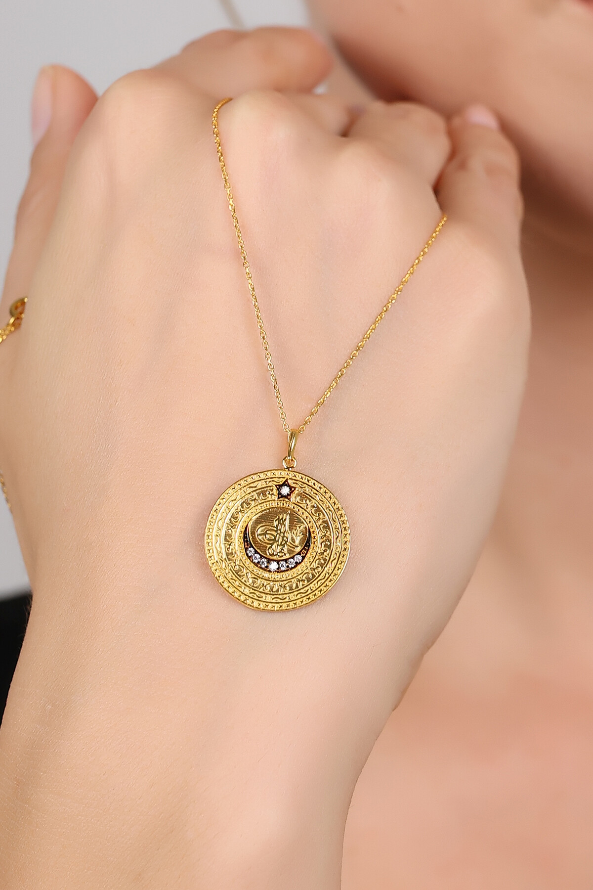 14 Ayar Altın Taş Detaylı Tuğra Kolye