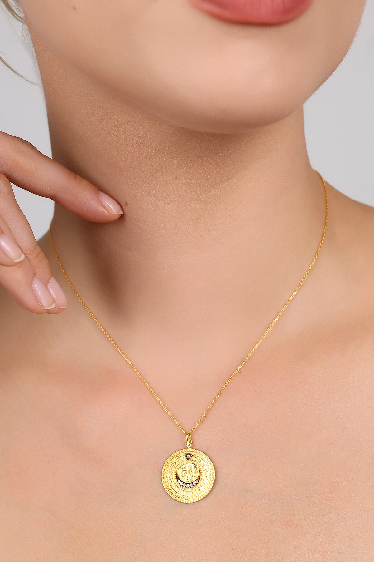 14 Ayar Altın Taş Detaylı Tuğra Kolye