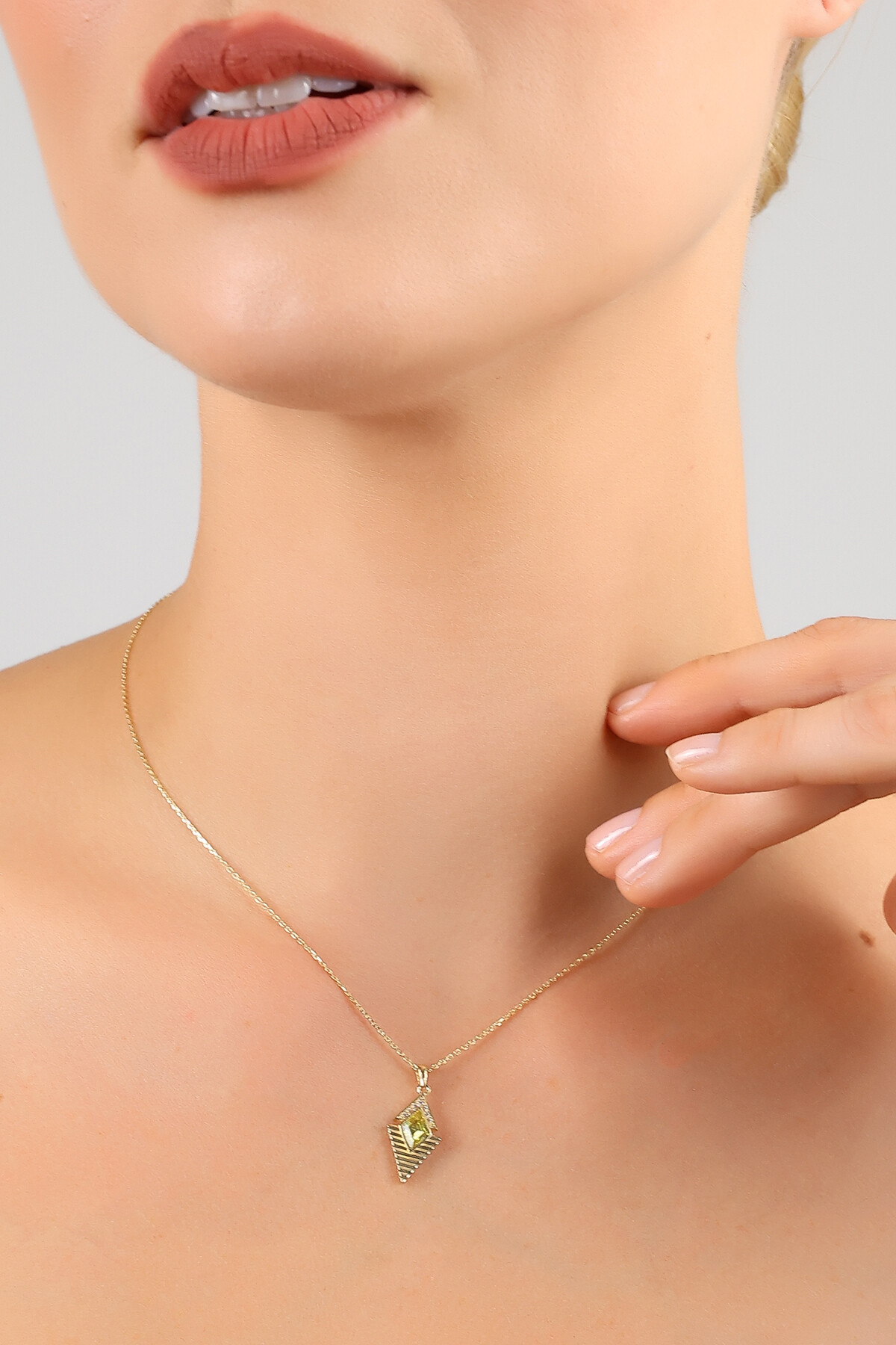 14 Ayar Altın Taşlı Art Deco Kolye