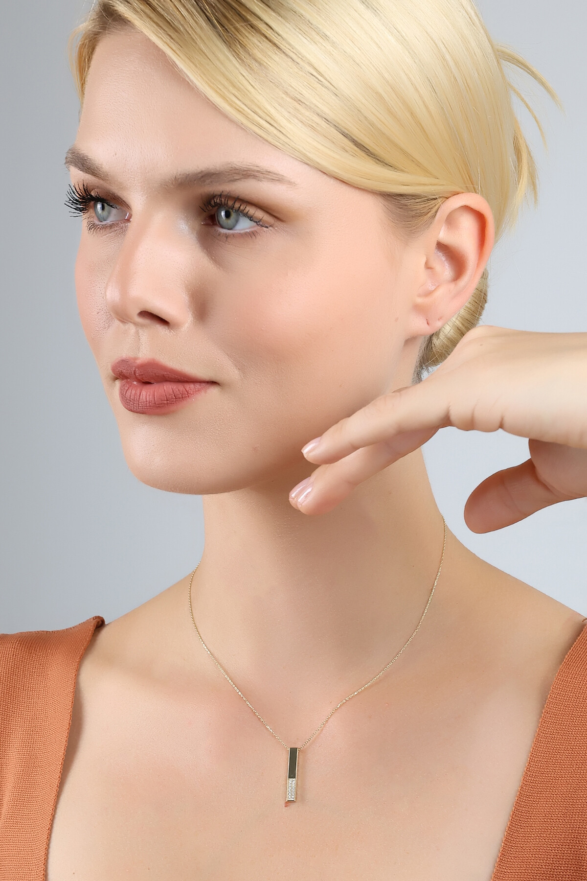 14 Ayar Altın Taşlı Çubuk Kolye