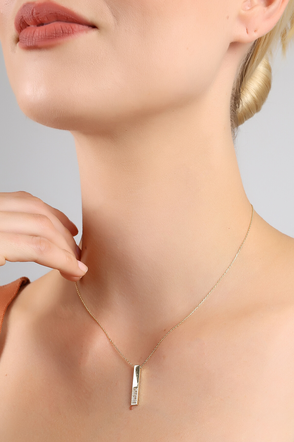 14 Ayar Altın Taşlı Çubuk Kolye