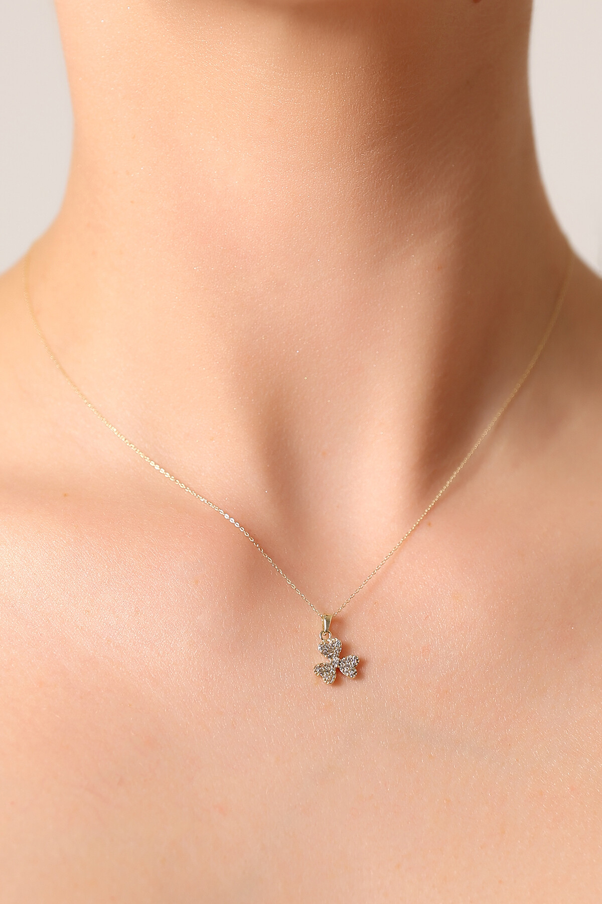 14 Ayar Altın Taşlı Yonca Kolye