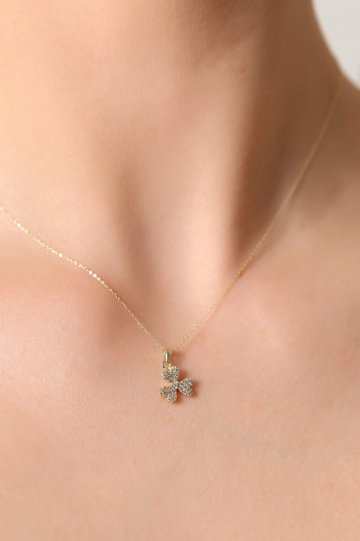 14 Ayar Altın Taşlı Yonca Kolye